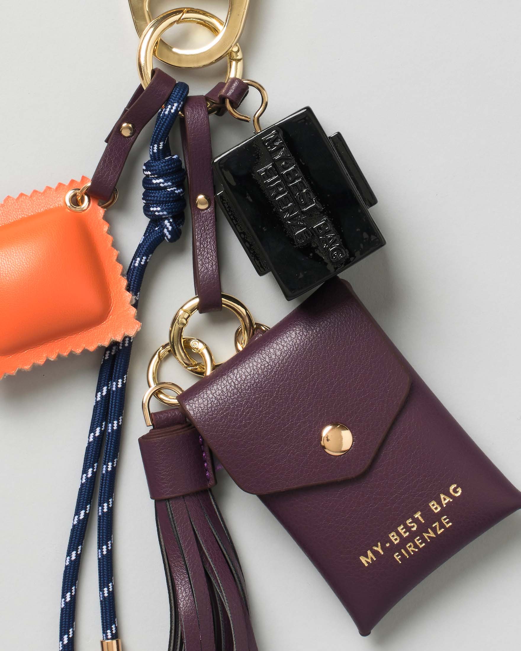 Portachiavi My Best  Bag con charms a bustina bordeaux e dado smaltato nero con logo a rilievo image