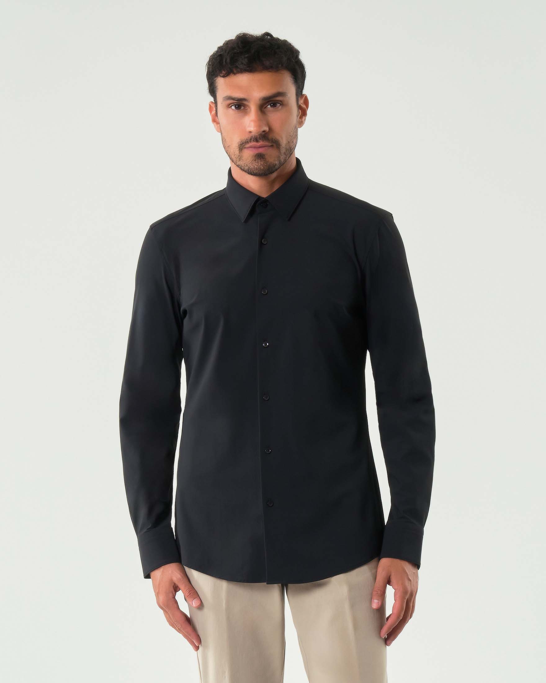 Camicia Boss nera Hank slim fit in tessuto tecnico stretch con colletto Kent