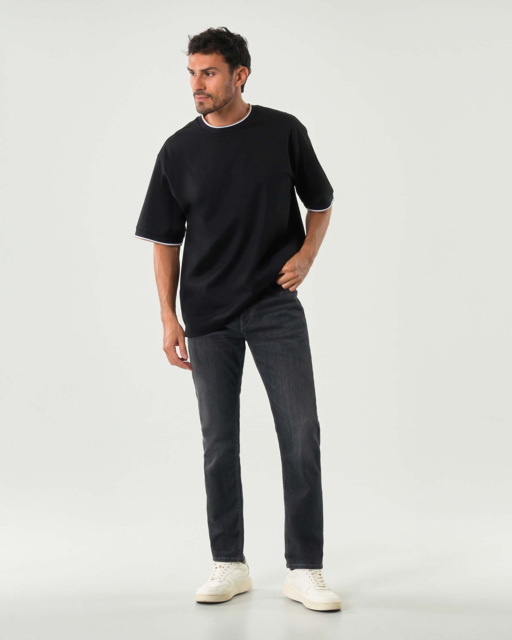 Jeans Delaware slim-fit in cotone stretch lavaggio nero stone washed con leggere baffature
