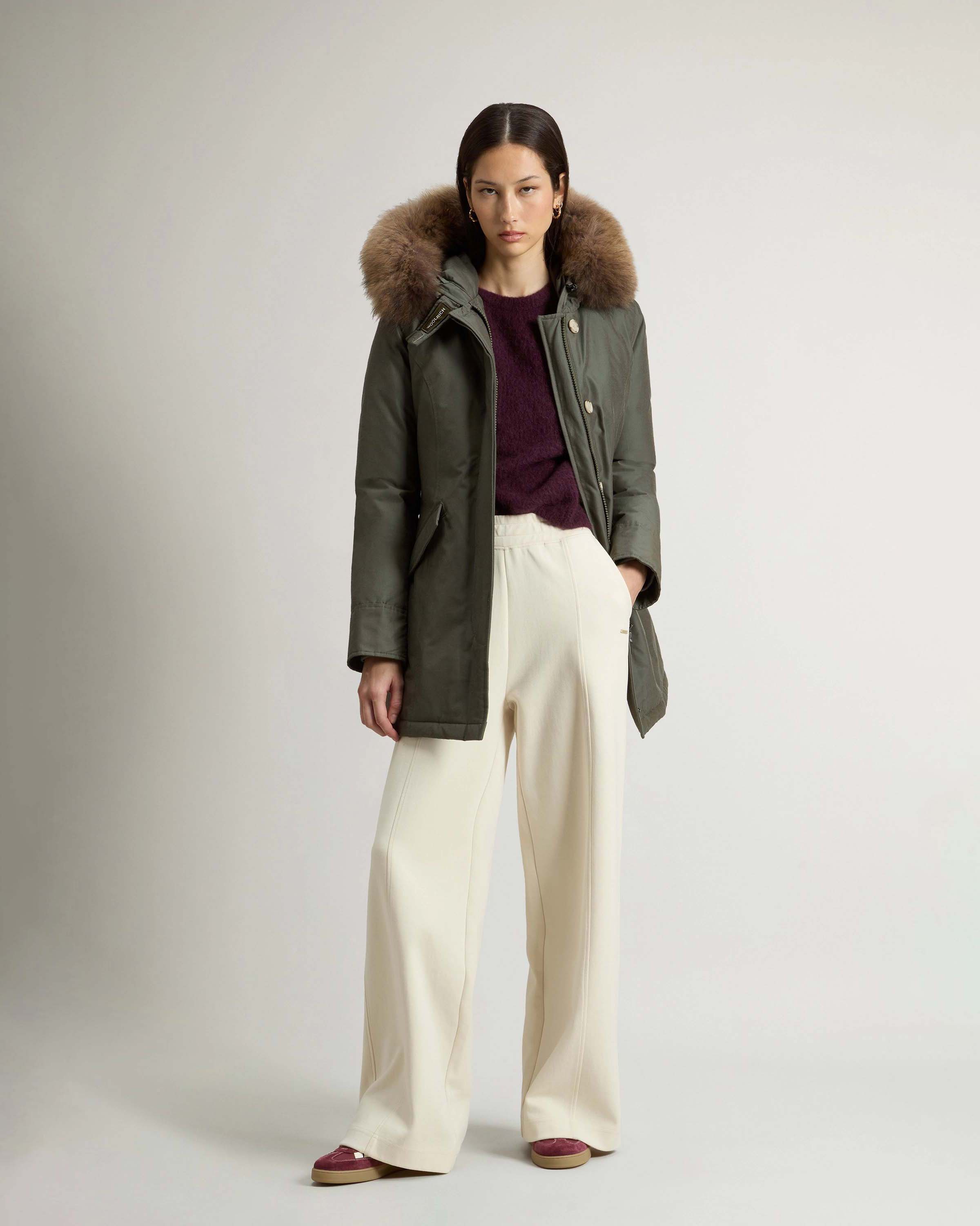 Arctic Parka Woolrich slim fit verde militare imbottito in piuma naturale con bordatura in pelliccia