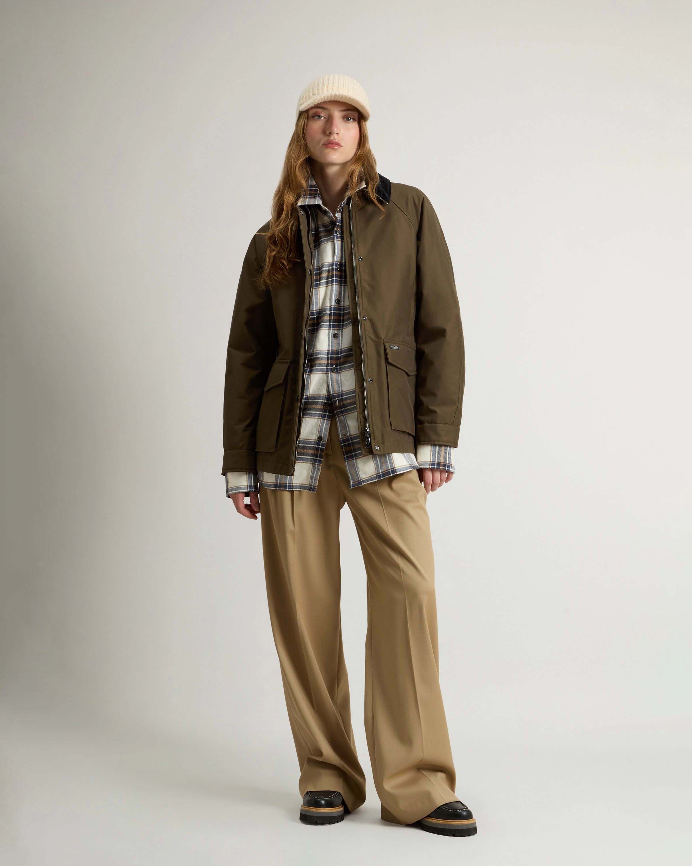 Giacone verde militare Woolrich in Ramar Cloth con colletto blu in velluto