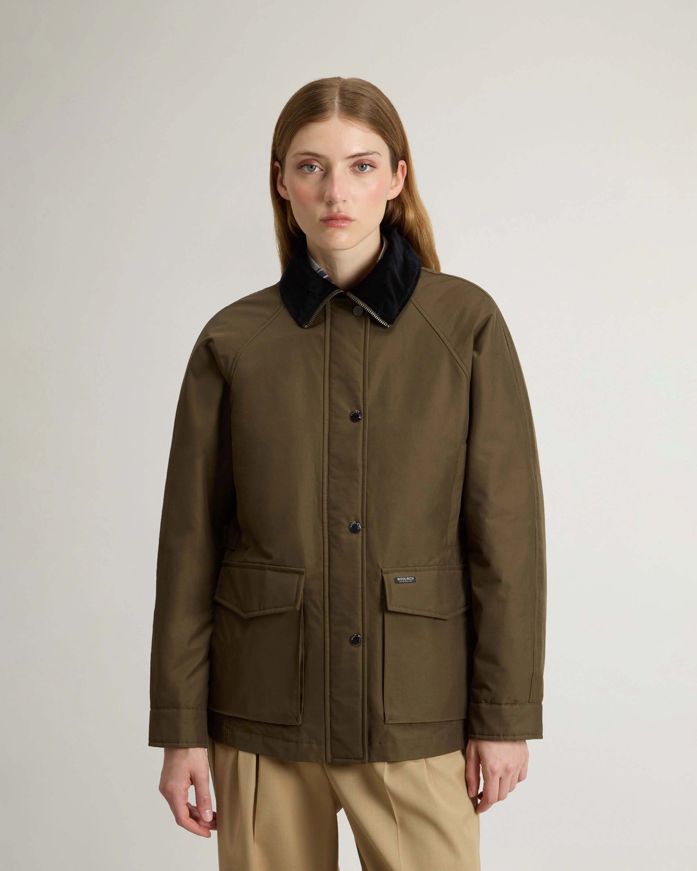 Giacone verde militare Woolrich in Ramar Cloth con colletto blu in velluto image