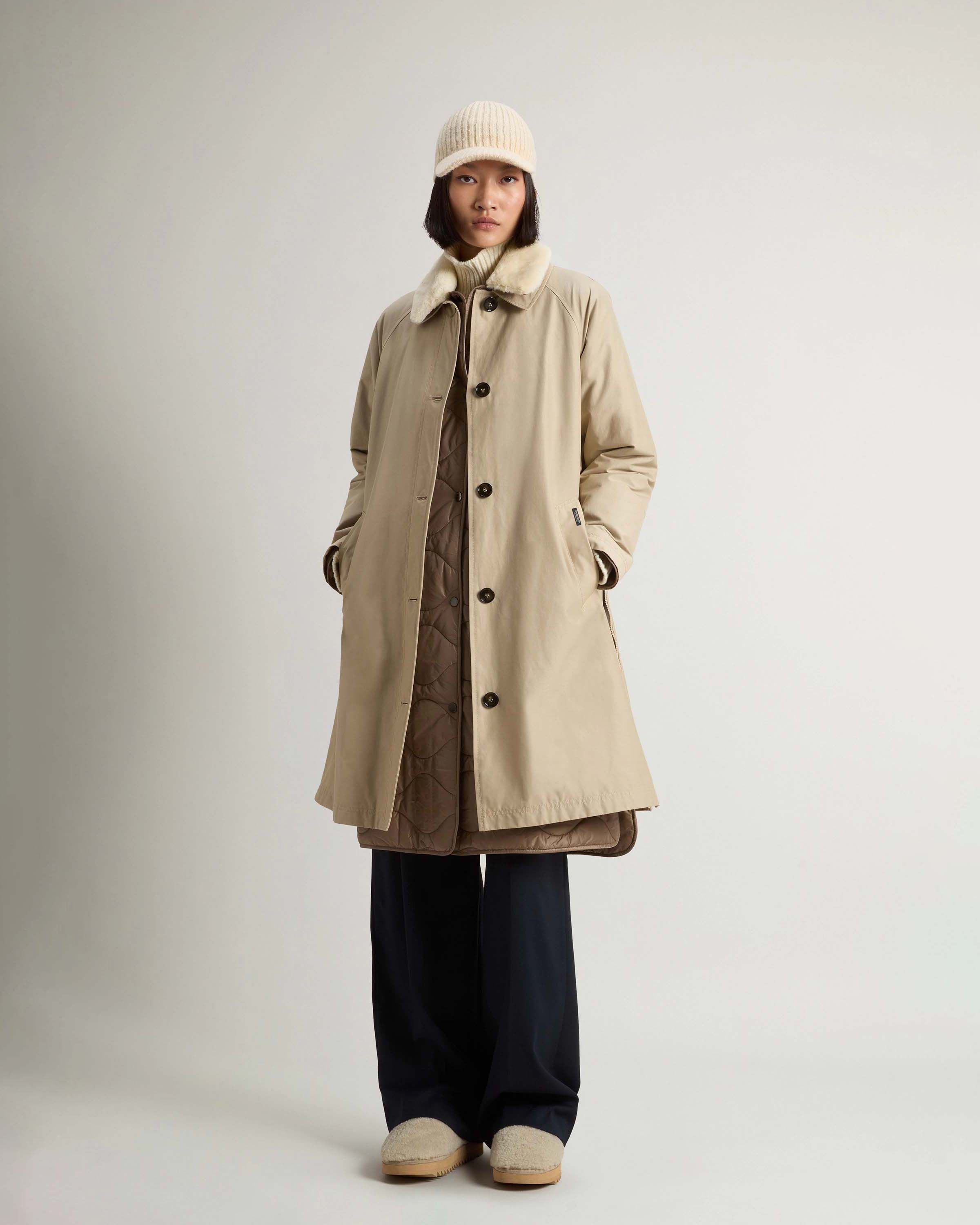 Giaccone color sabbia Woolrich 2 in 1 costituito da due strati sovrapponibili con colletto in ecopelliccia bianca