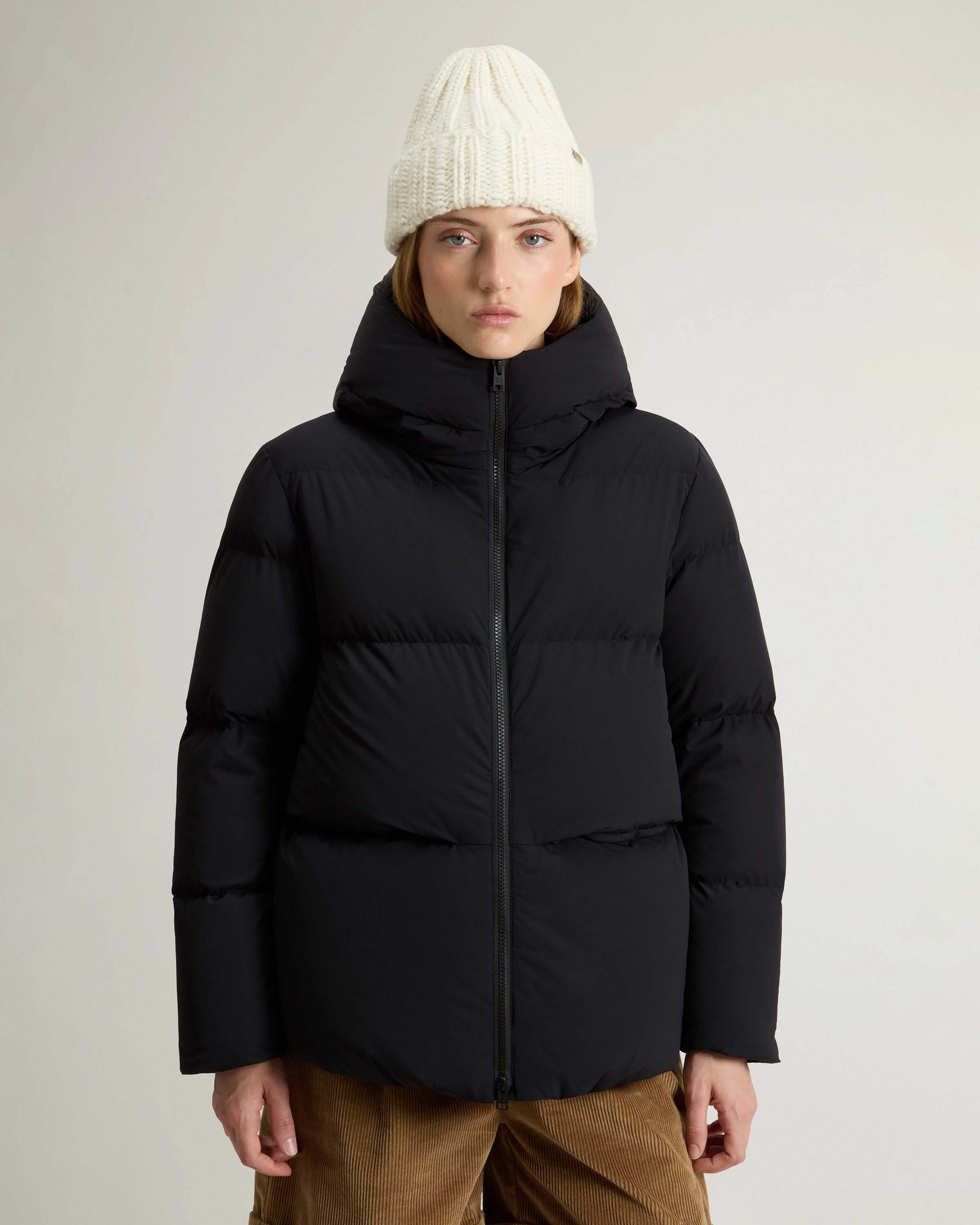 Piumino nero Woolrich Cloud Series in nylon elasticizzato con finish opaco con collo alto e cappuccio fisso