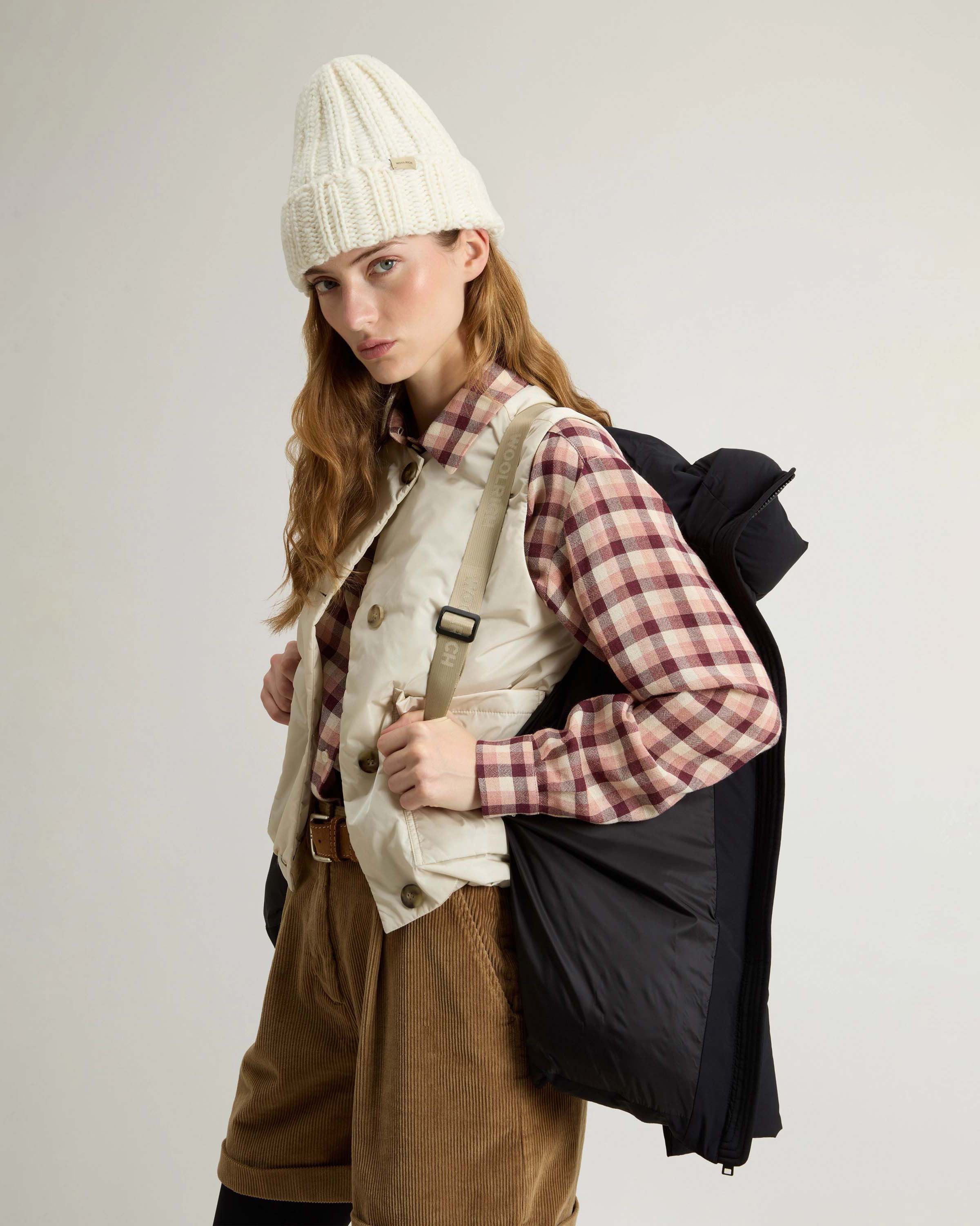 Piumino nero Woolrich Cloud Series in nylon elasticizzato con finish opaco con collo alto e cappuccio fisso image