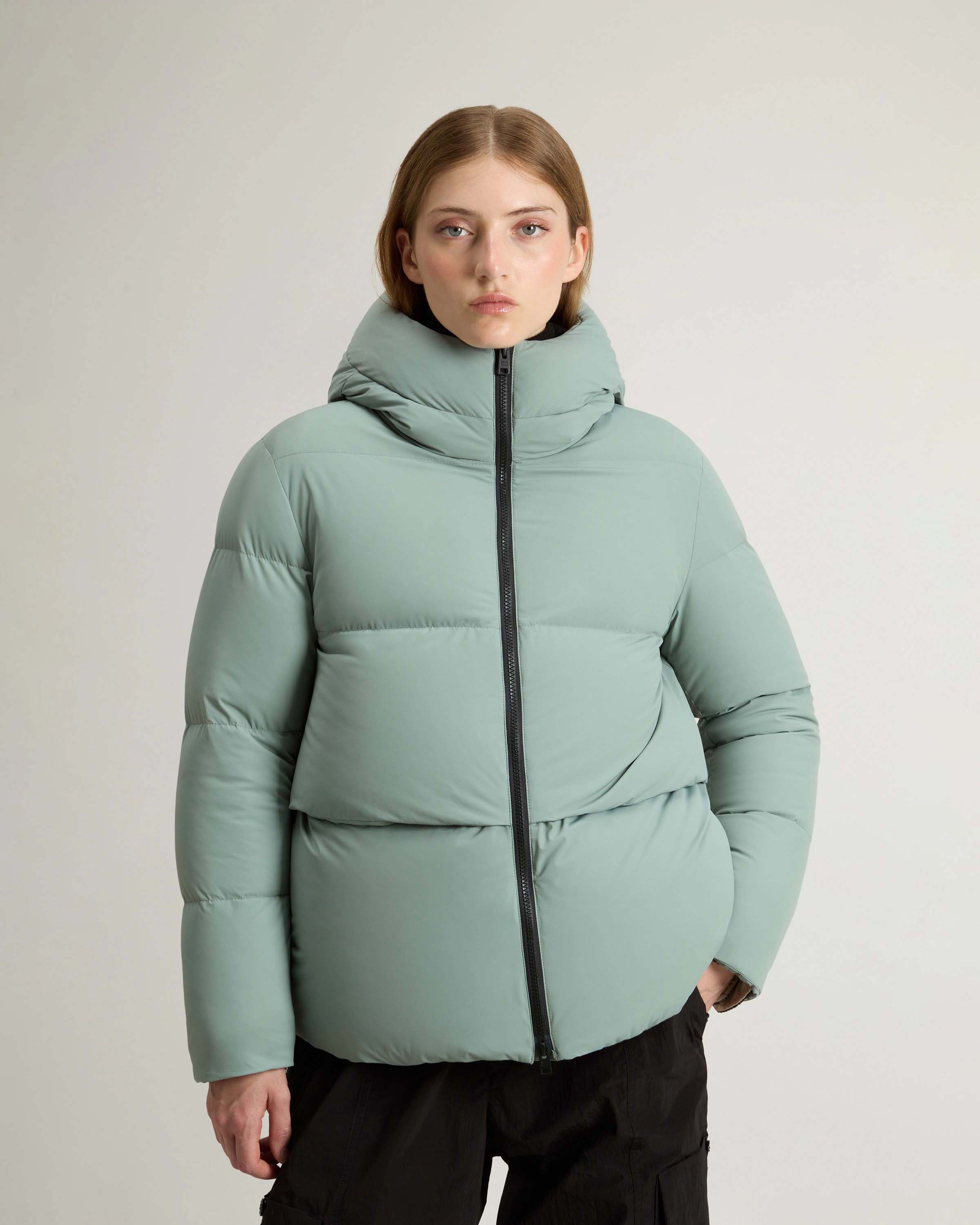 Piumino color acqua Woolrich Cloud Series in nylon elasticizzato con finish opaco con collo alto e cappuccio fisso