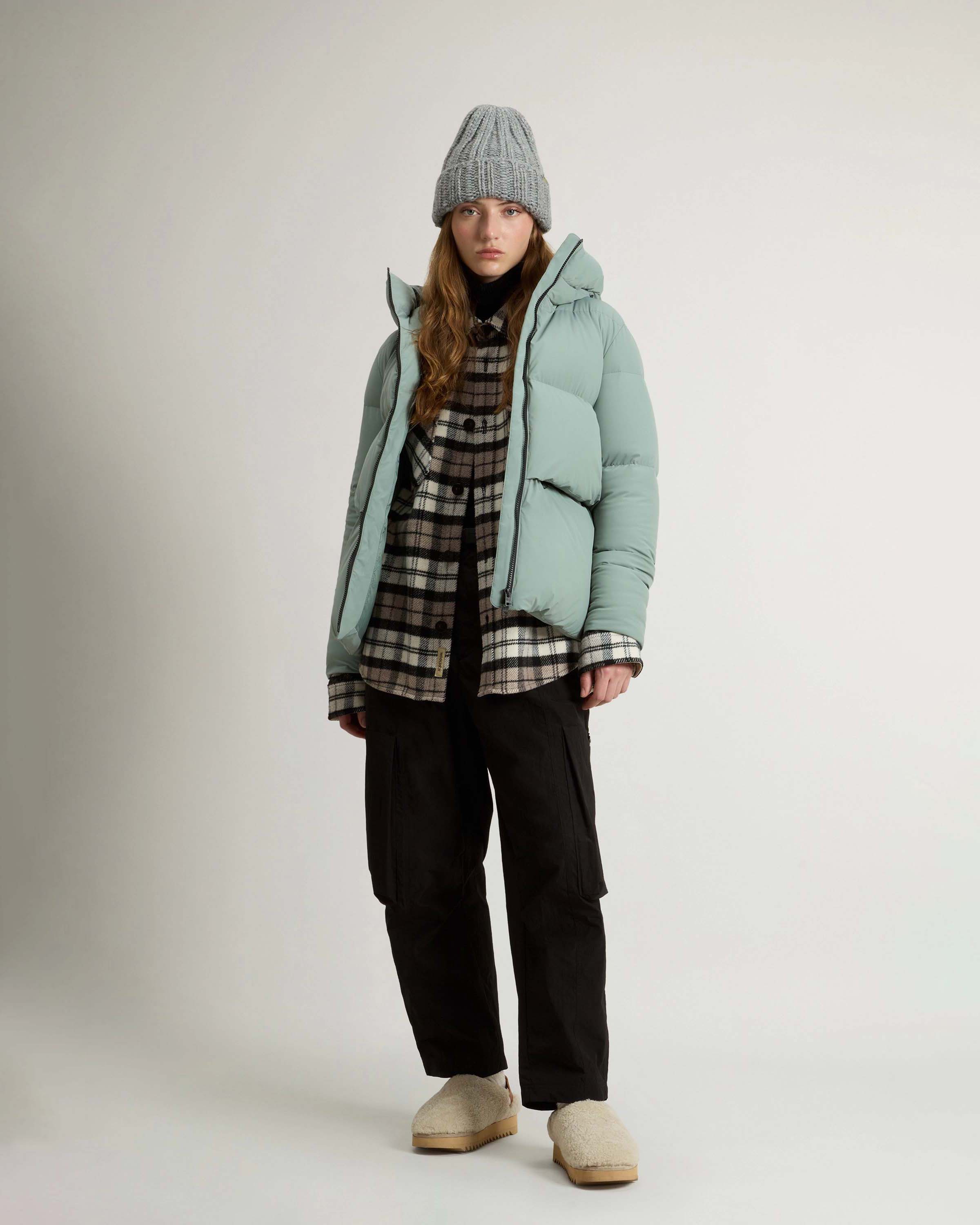 Piumino color acqua Woolrich Cloud Series in nylon elasticizzato con finish opaco con collo alto e cappuccio fisso image