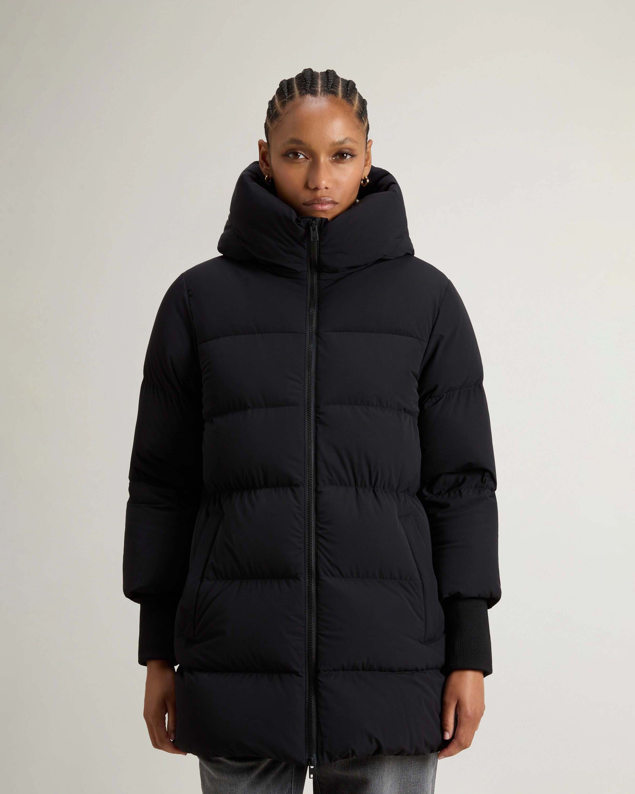 Piumino midi nero Woolrich Cloud Series in nylon elasticizzato con finish opaco con collo alto e cappuccio fisso