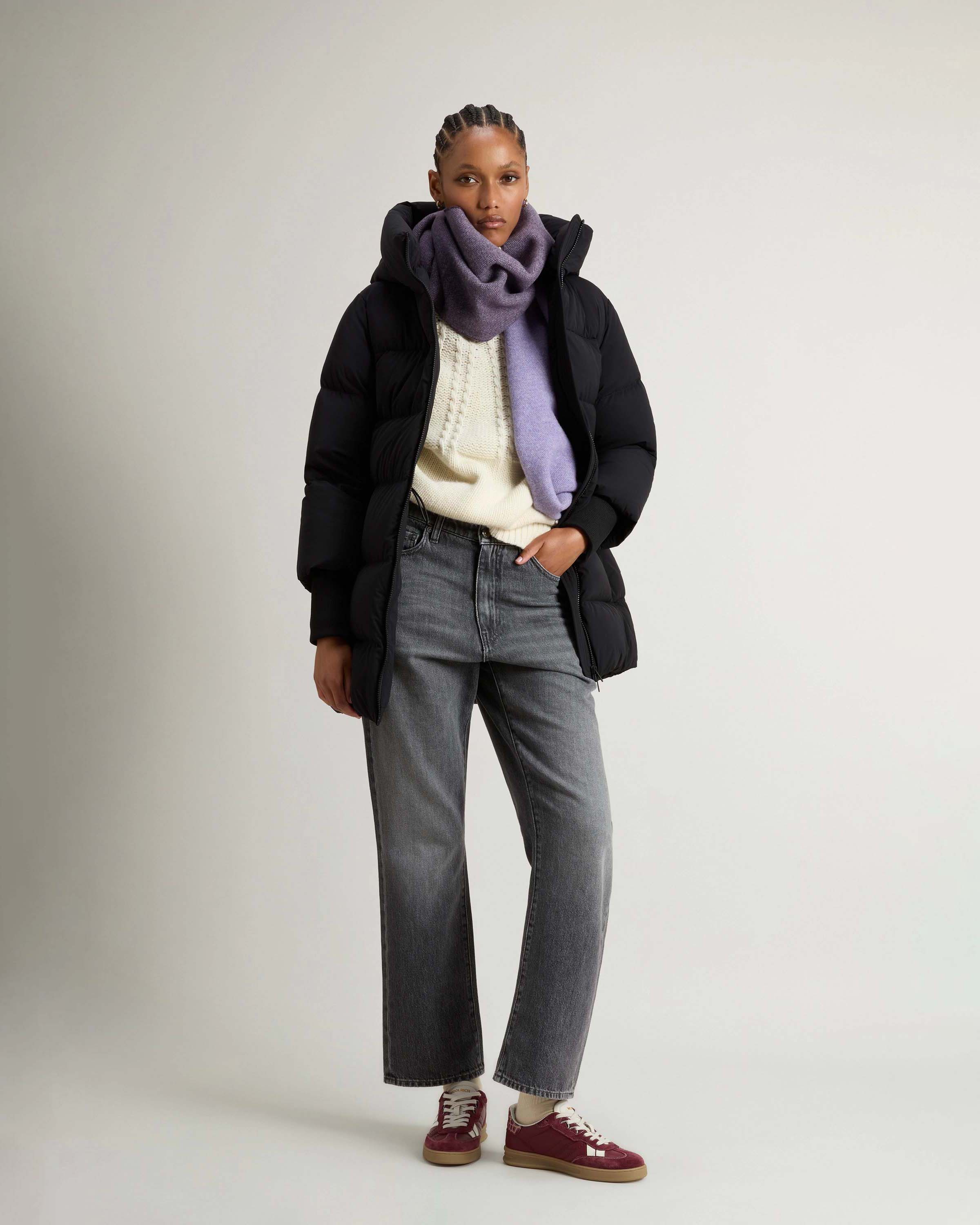 Piumino midi nero Woolrich Cloud Series in nylon elasticizzato con finish opaco con collo alto e cappuccio fisso image