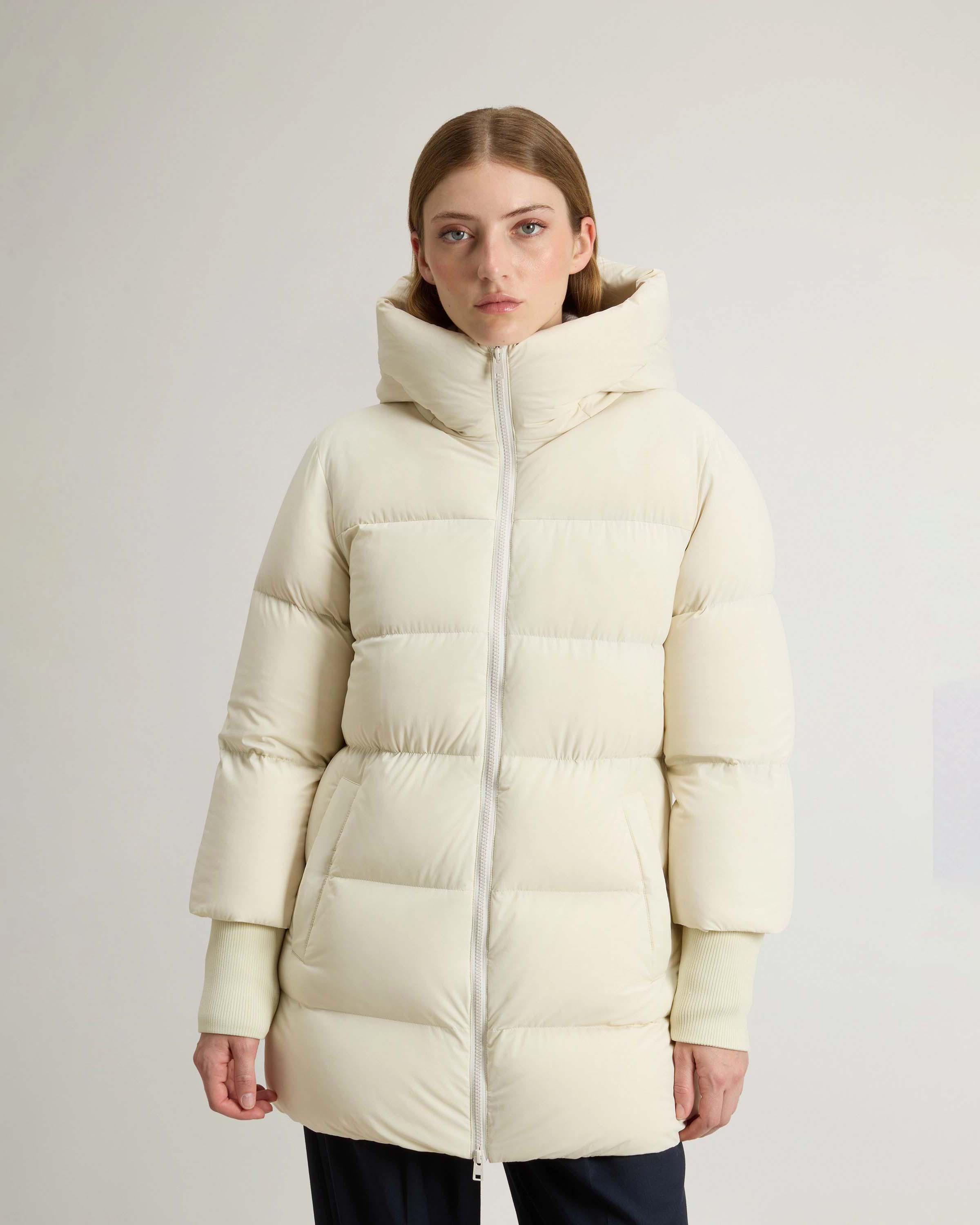 Piumino midi color latte Woolrich Cloud Series in nylon elasticizzato con finish opaco con collo alto e cappuccio fisso