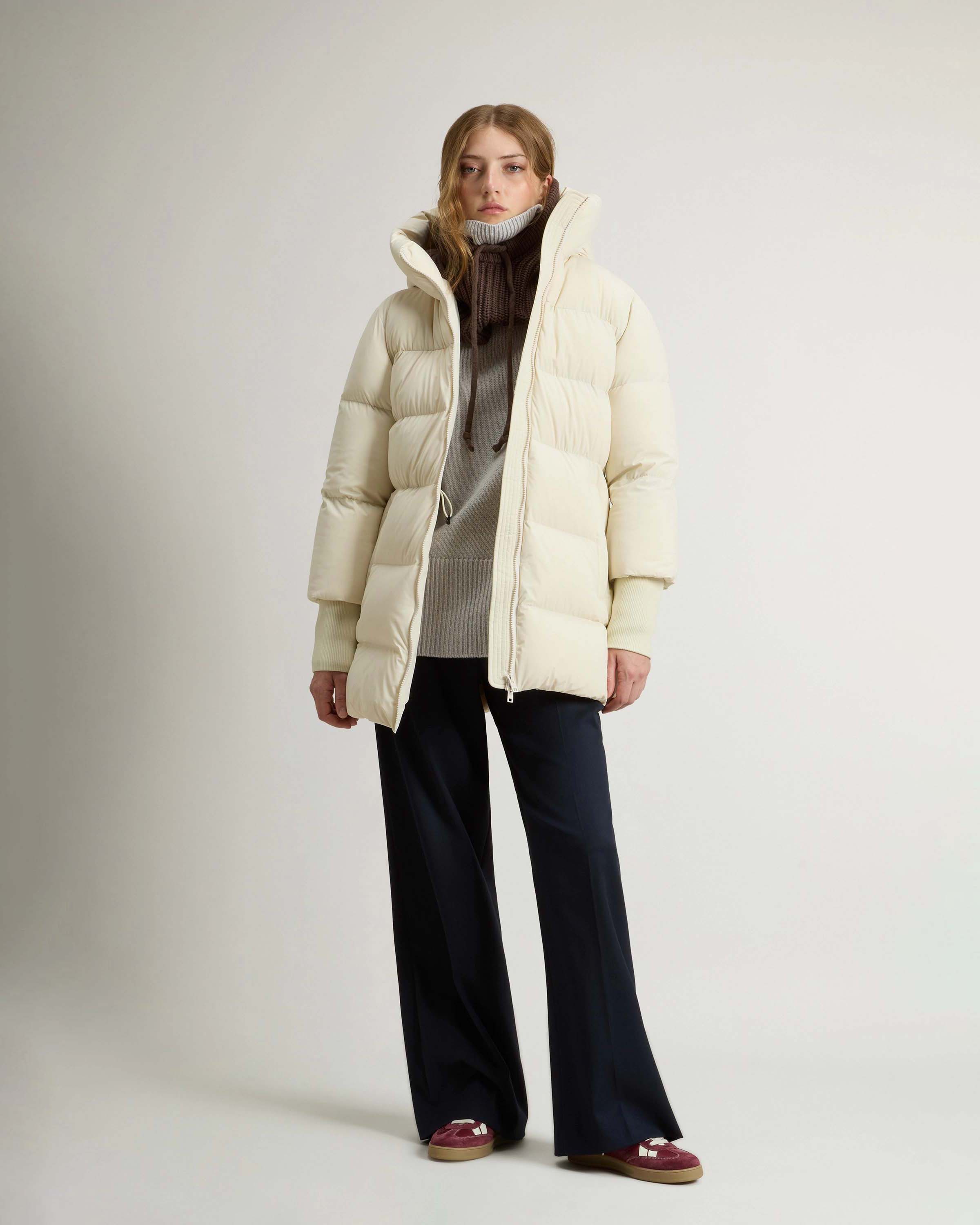 Piumino midi color latte Woolrich Cloud Series in nylon elasticizzato con finish opaco con collo alto e cappuccio fisso image