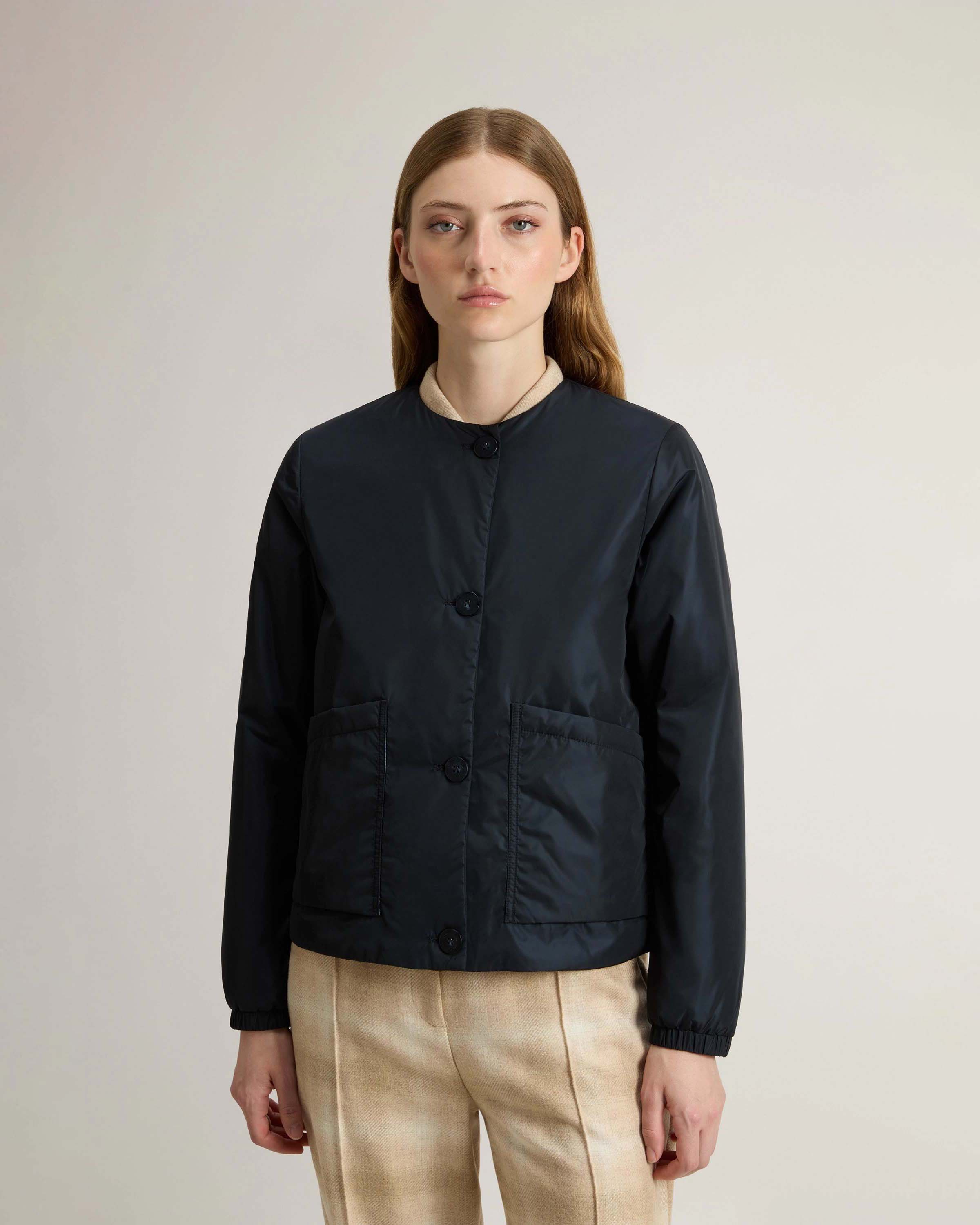 Giubbino blu Woolrich in nylon idrorepellente imbottito in PrimaLoft®con scollo tondo e tasche laterali applicate