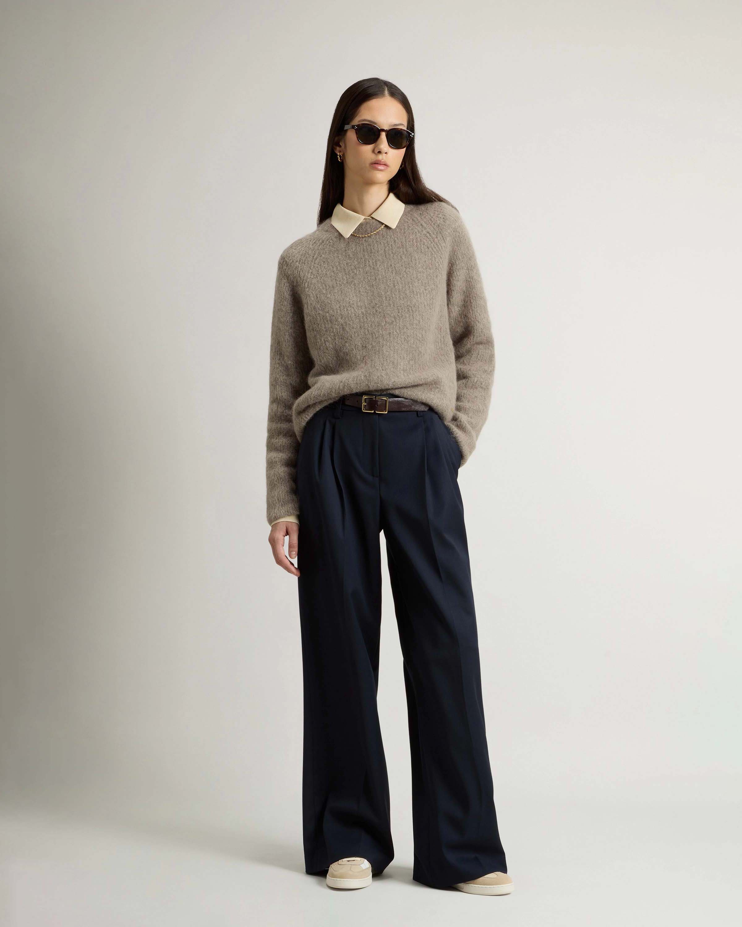 Pantaloni blu Woolrich in tela di misto lana e viscosa con pinces in vita