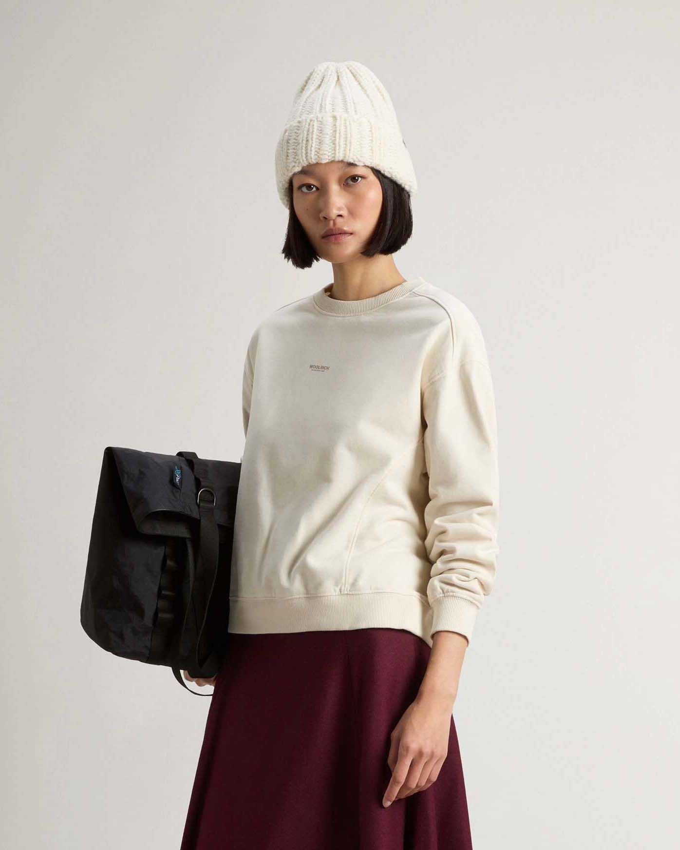 Felpa color latte Woolrich in cotone con scollo a giro e scritta logo stampata sul petto