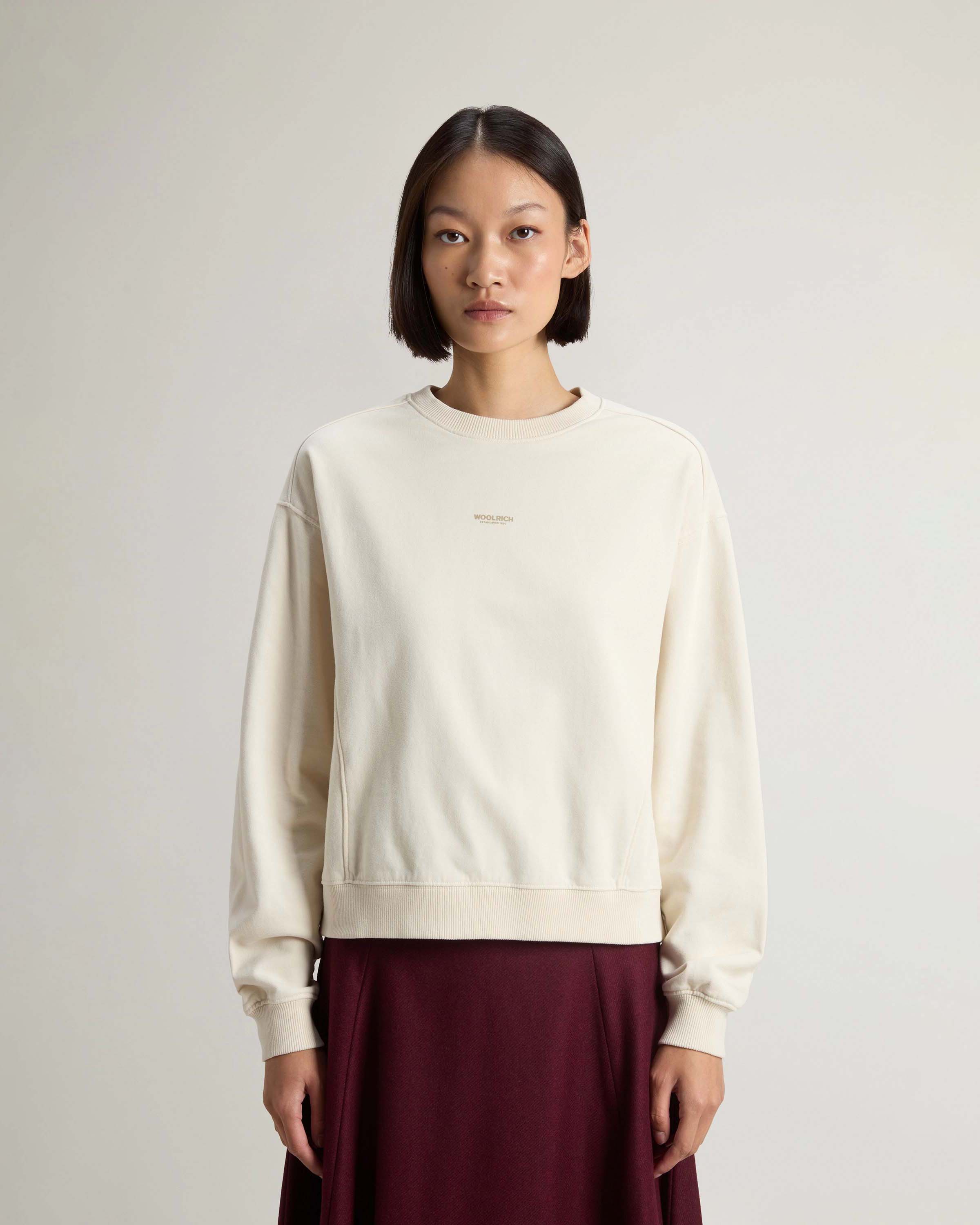 Felpa color latte Woolrich in cotone con scollo a giro e scritta logo stampata sul petto image