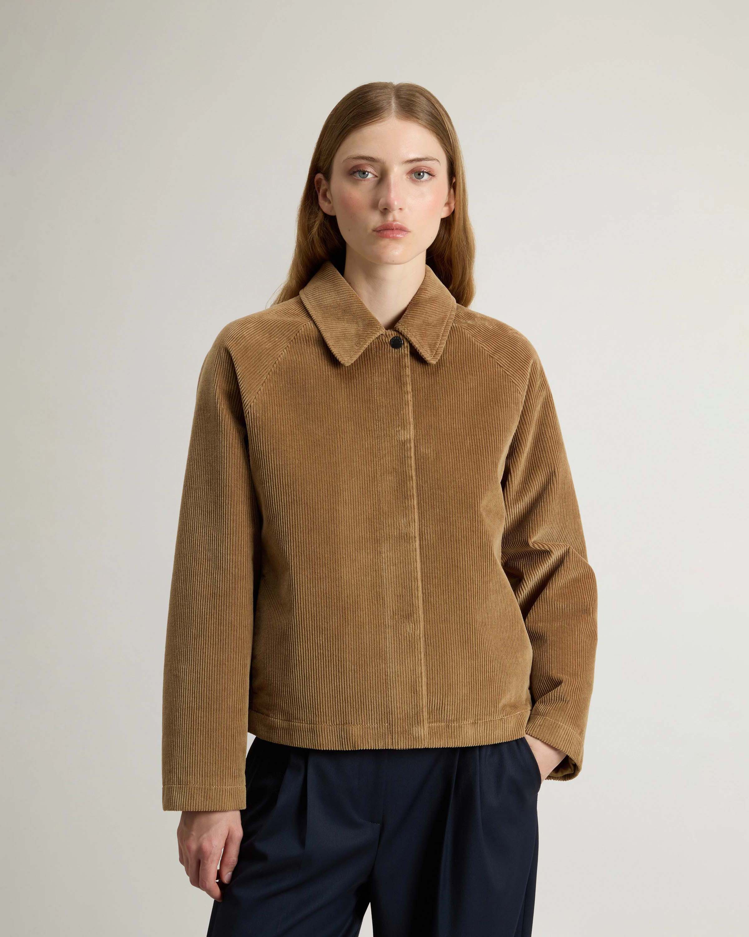 Giacca color cammello Woolrich in velluto a costine di cotone con colletto a camicia