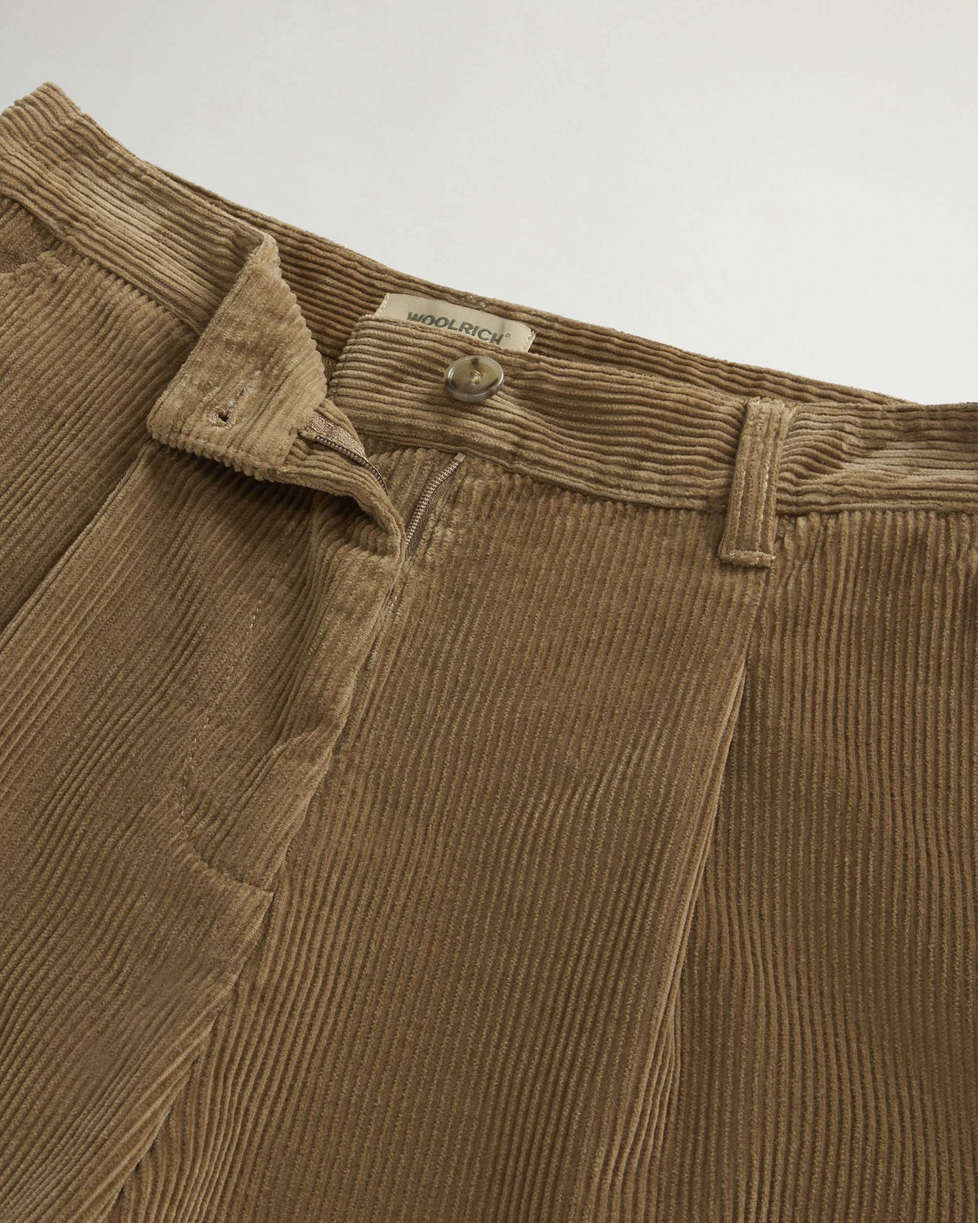 Bermuda color cammello Woorlrich in velluto di cotone a coste con risvolto al fondo image