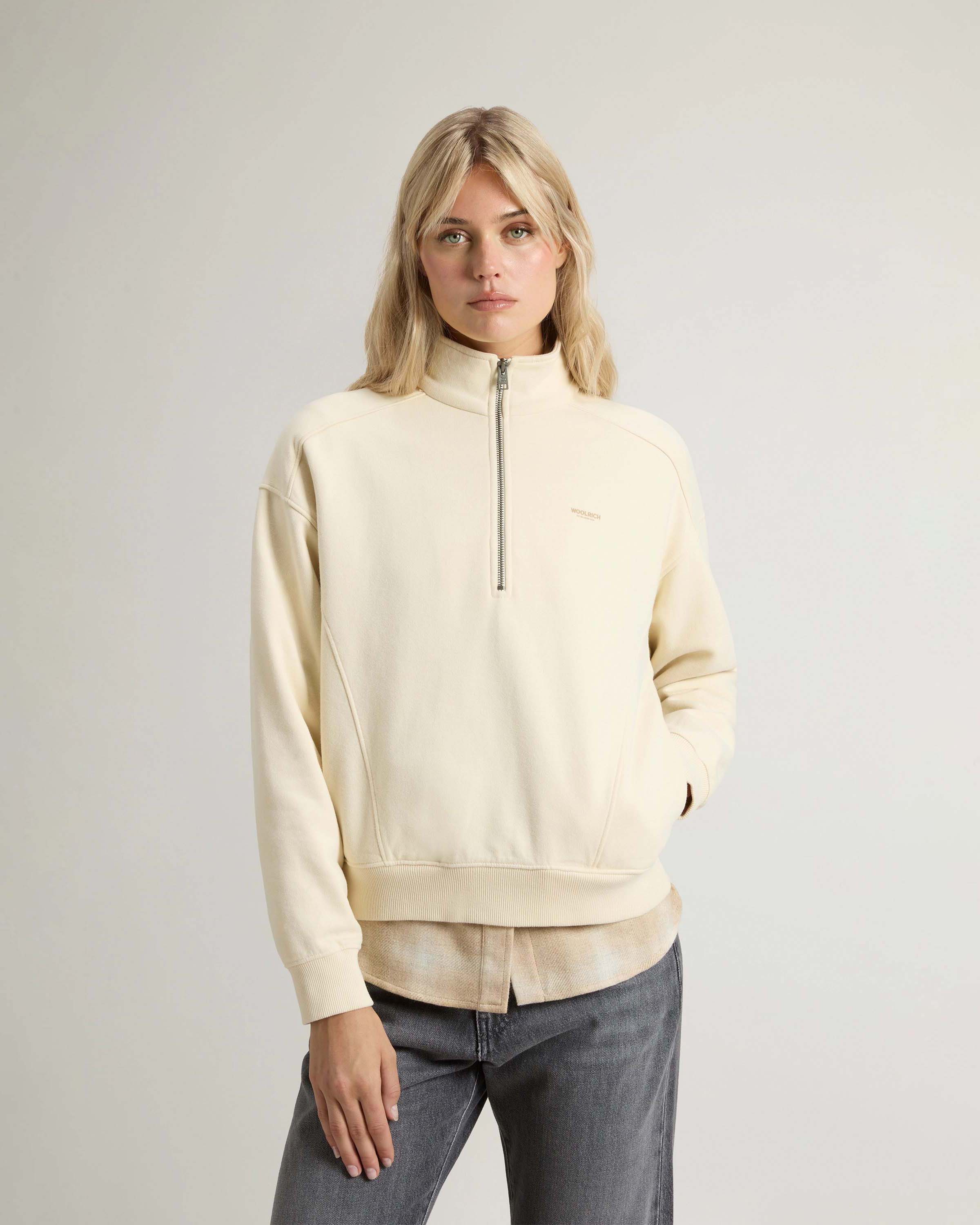 Maglia color panna Woolrich a collo alto con zip e scritta logo stampata sul petto