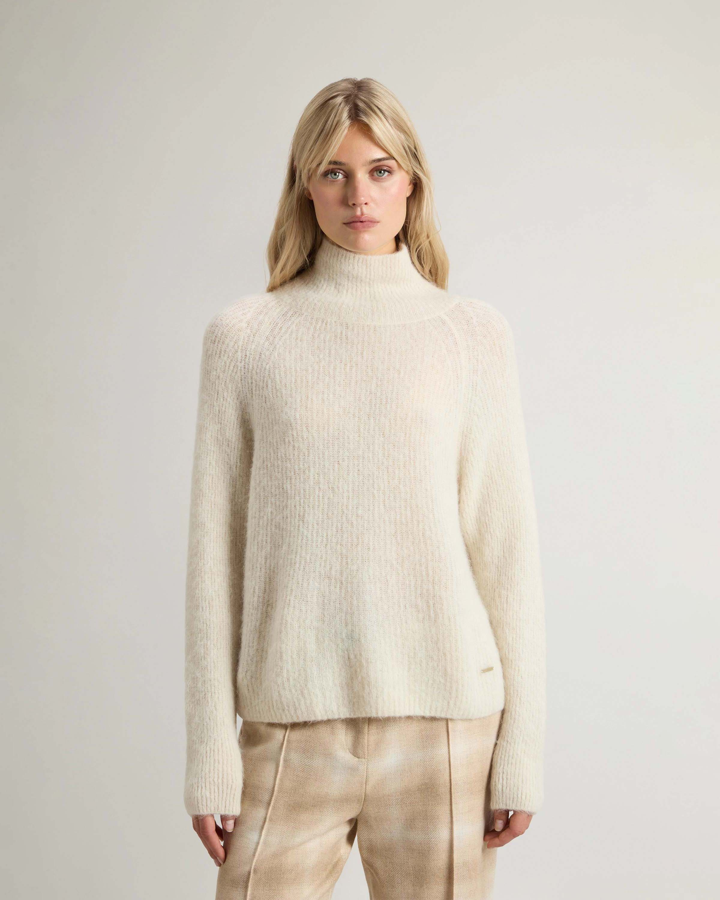 Maglia color latte Woolrich in alpaca e lana a coste con collo alto
