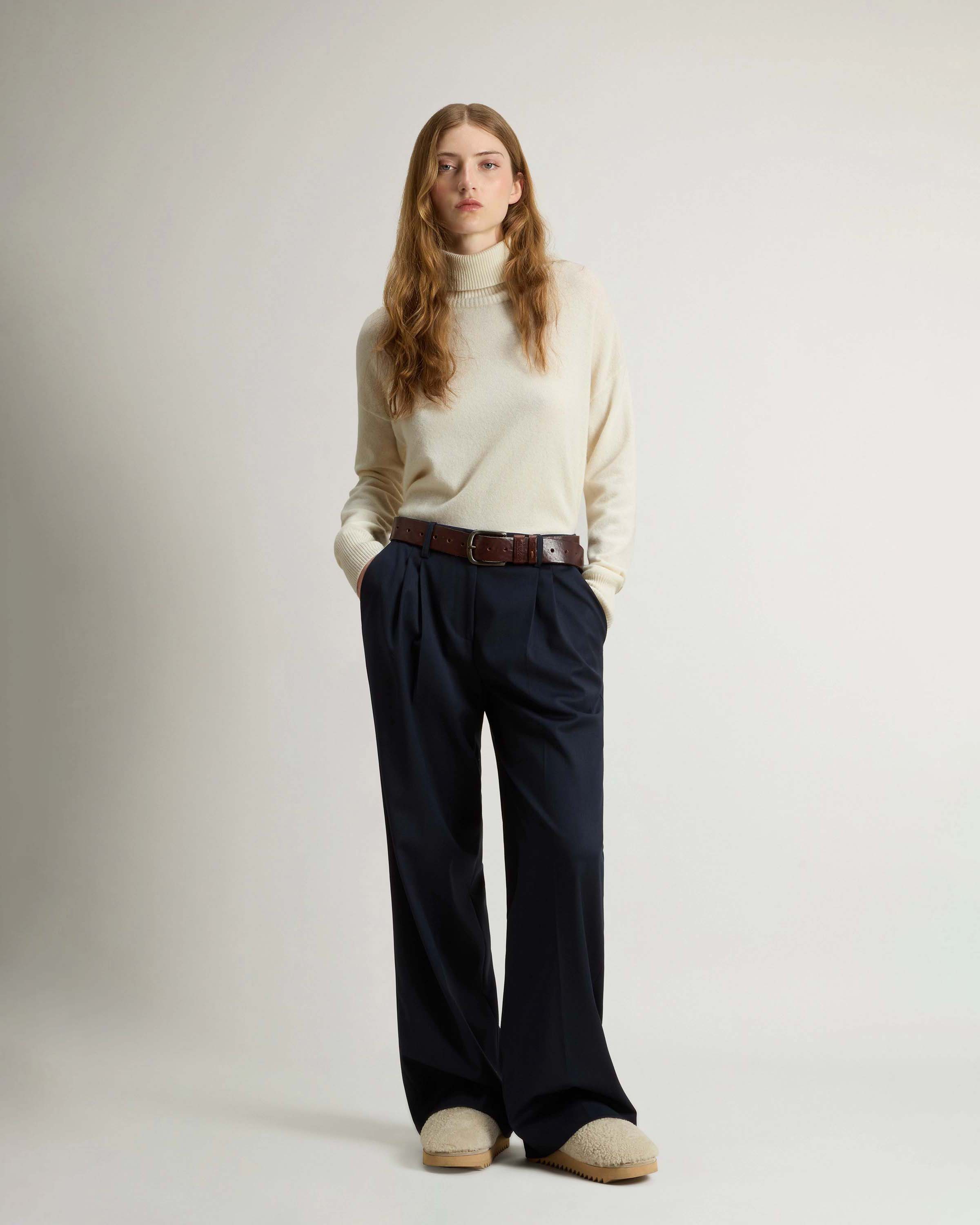 Maglia color latte Woolrich in lana e cashmere dalla linea boxy con collo alto image