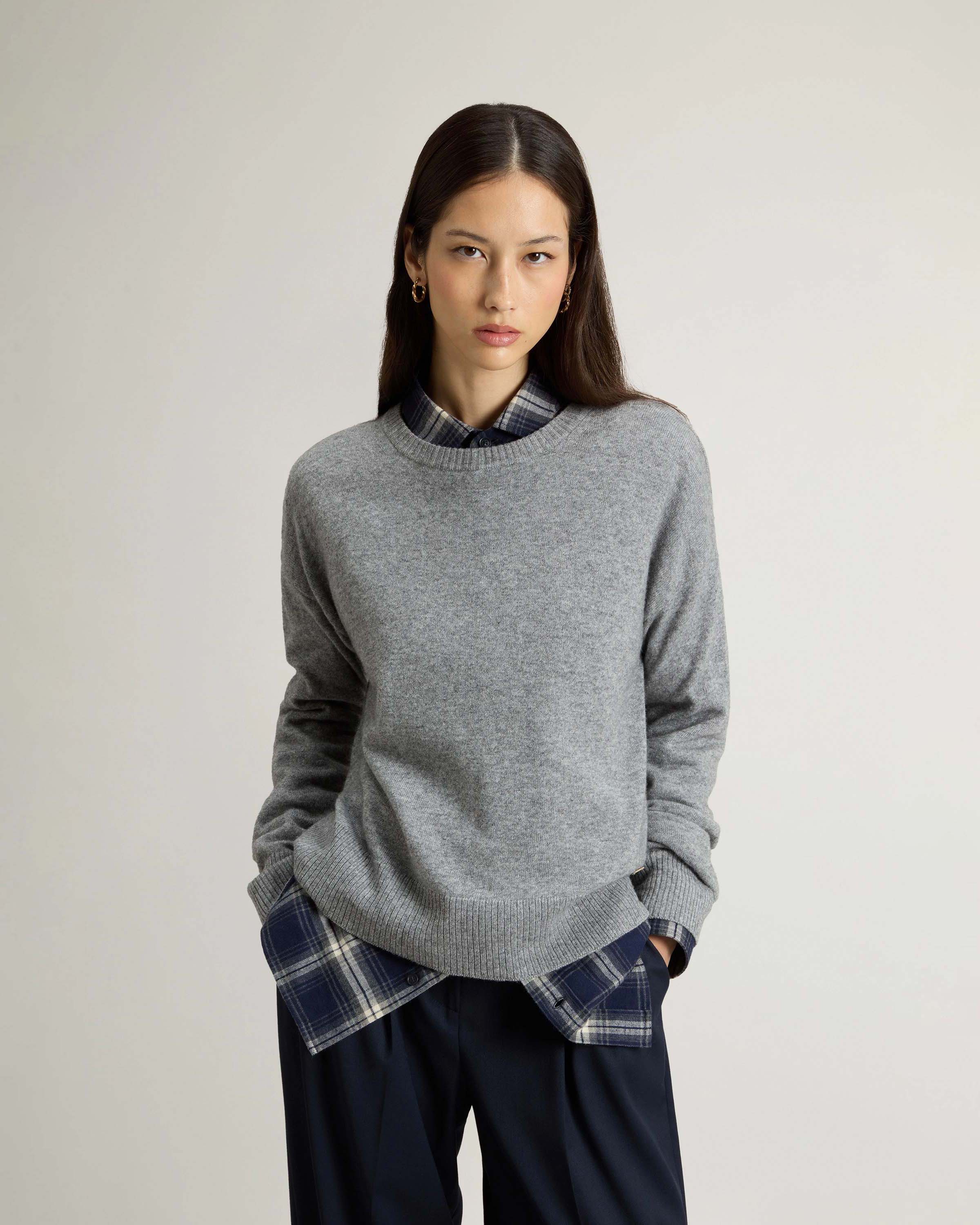 Maglia grigio melange Woolrich in lana e cashmere dalla linea boxy con scollo tondo