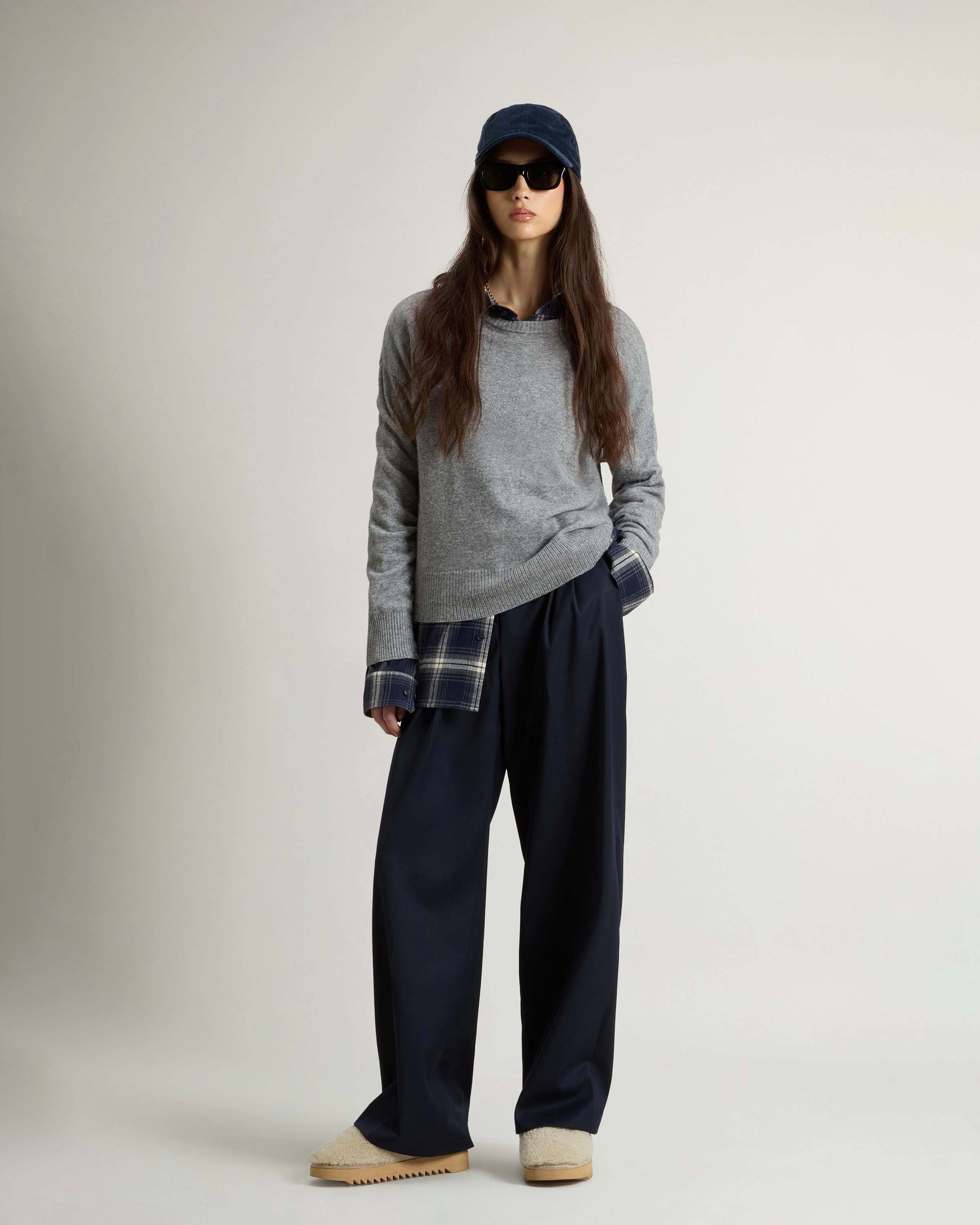 Maglia grigio melange Woolrich in lana e cashmere dalla linea boxy con scollo tondo image