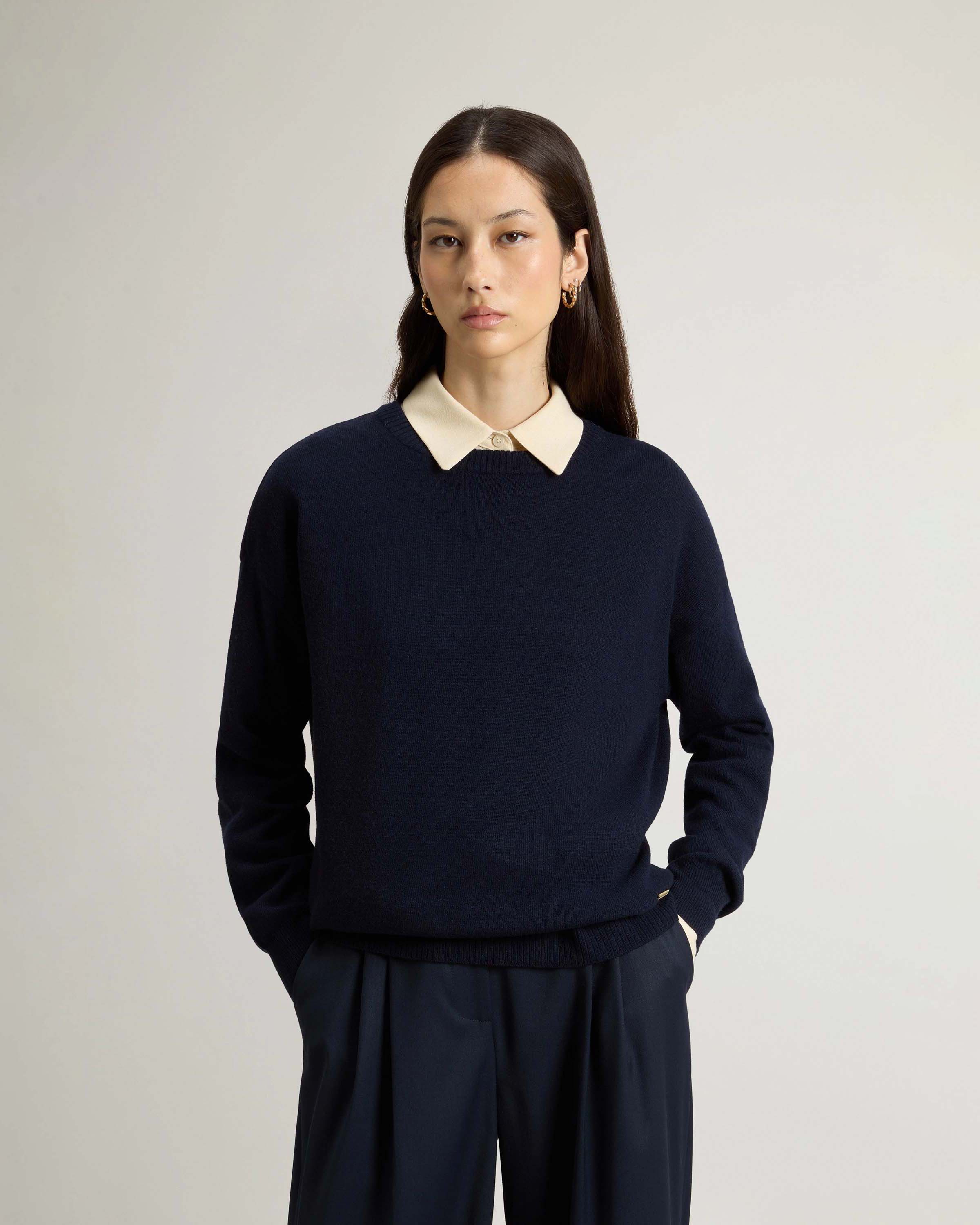 Maglia blu Woolrich in lana e cashmere dalla linea boxy con scollo tondo