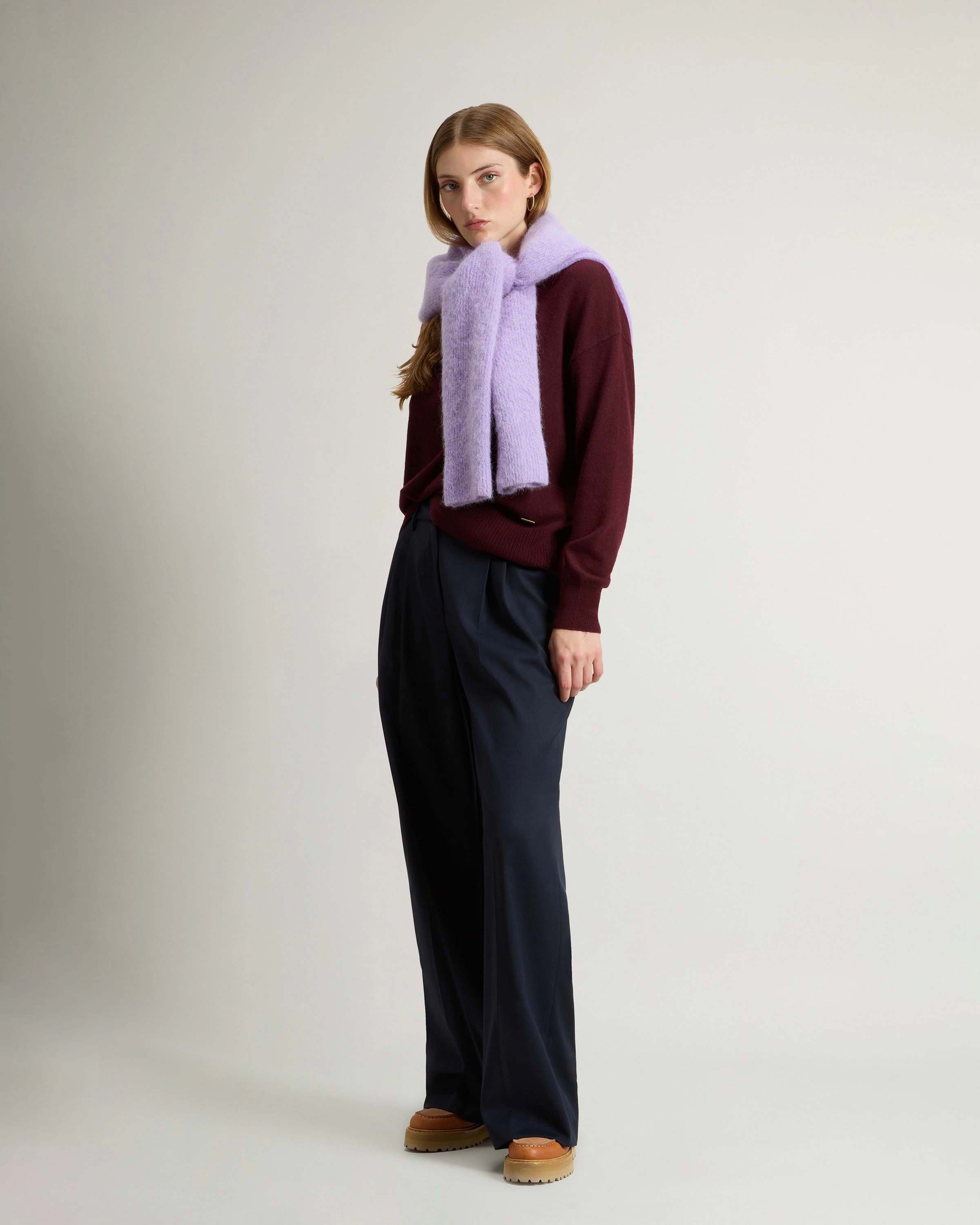 Maglia bordeaux Woolrich in lana e cashmere dalla linea boxy con scollo tondo image