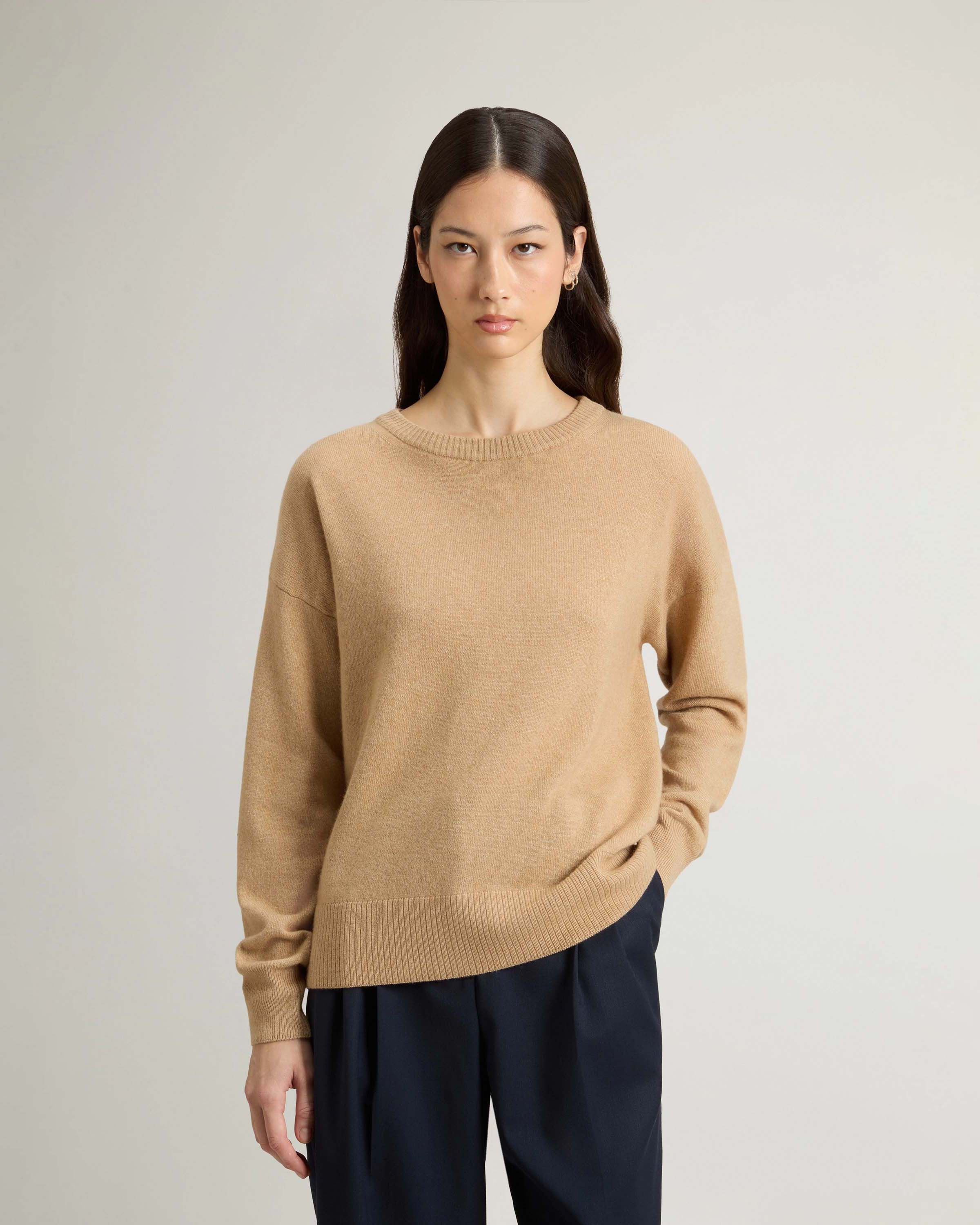 Maglia color cammello Woolrich in lana e cashmere dalla linea boxy con scollo tondo