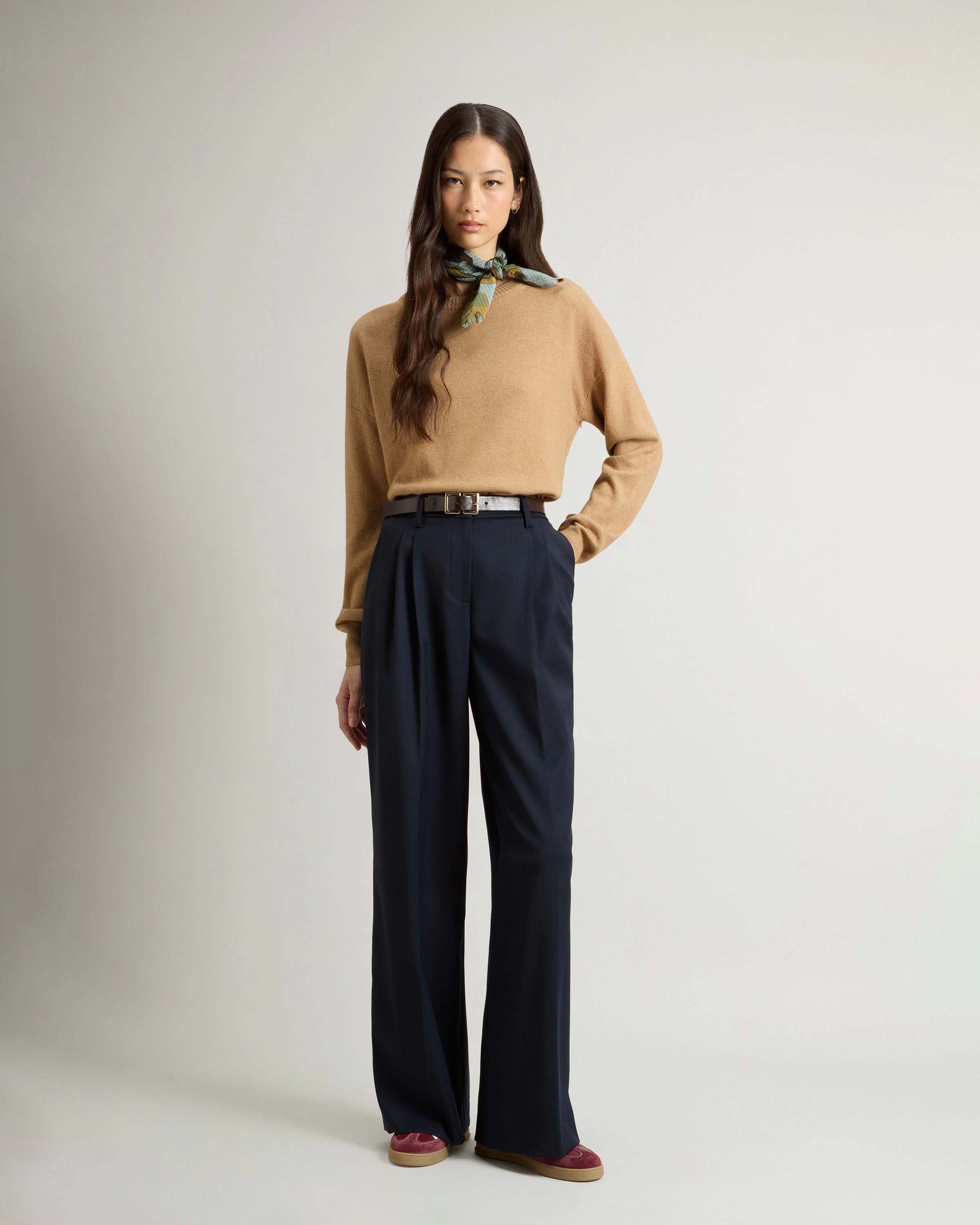 Maglia color cammello Woolrich in lana e cashmere dalla linea boxy con scollo tondo image