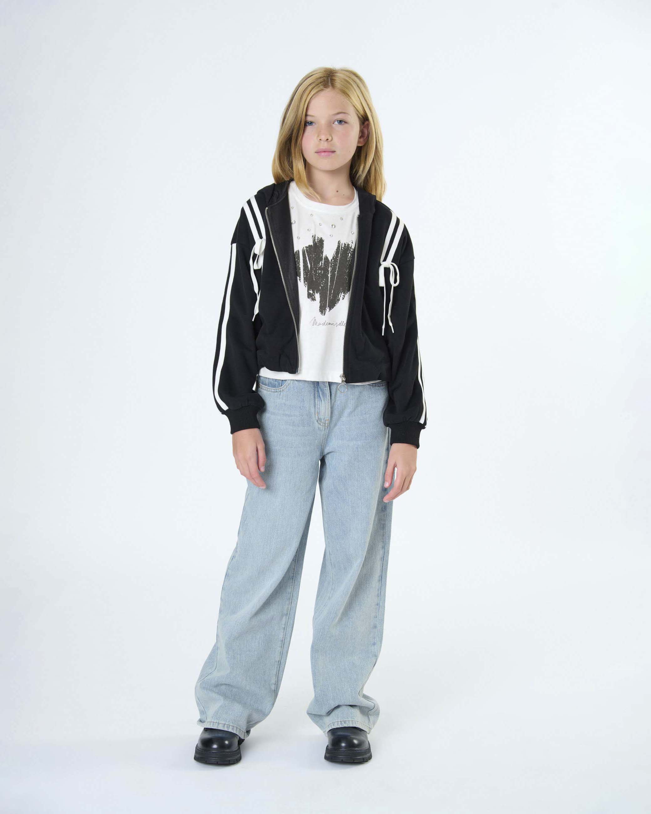 Felpa cropped nera To be Too con cappuccio e lacci bianchi