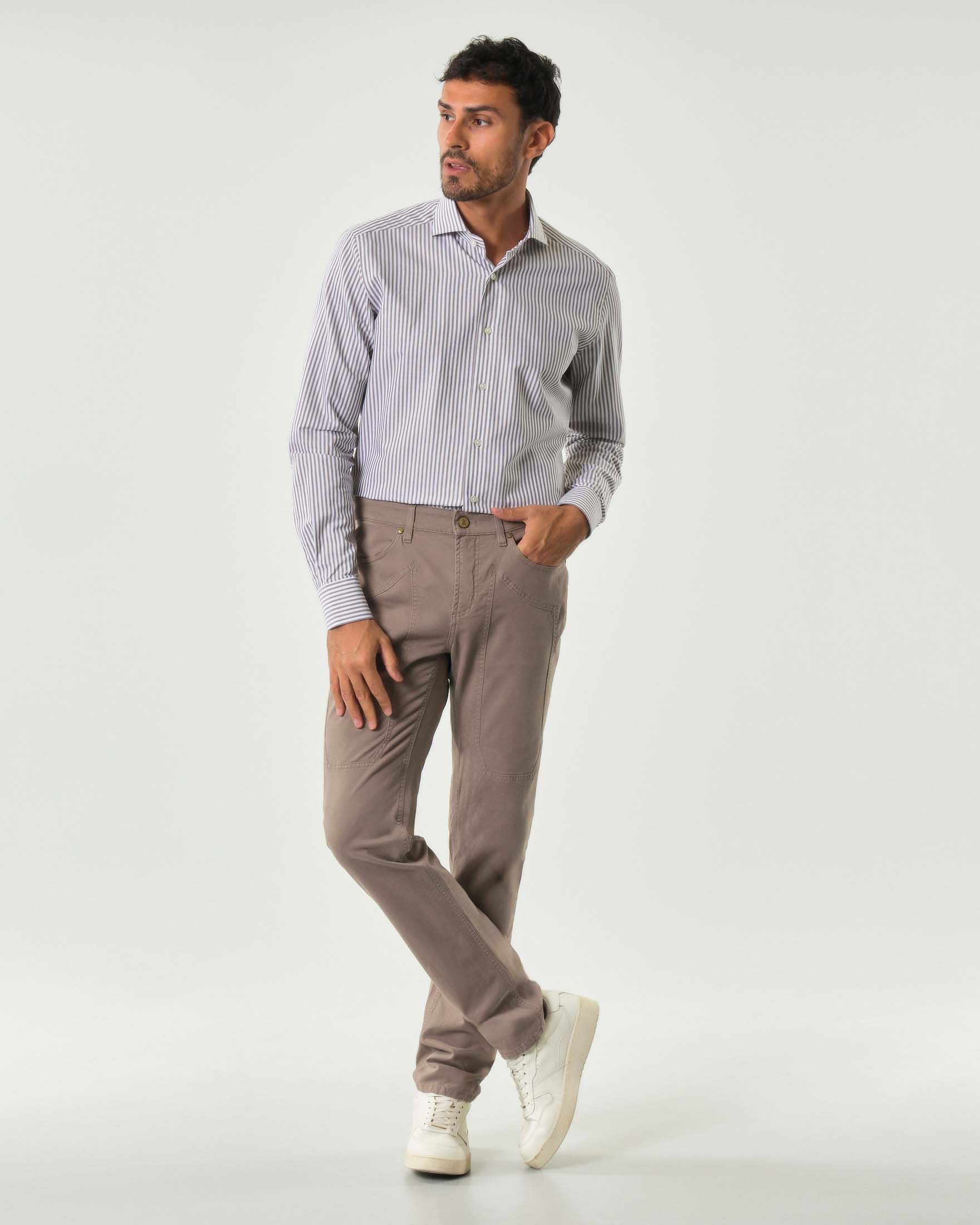 Pantalone cinque tasche Jeckerson color fango modello John in gabardina di cotone stretch con toppa