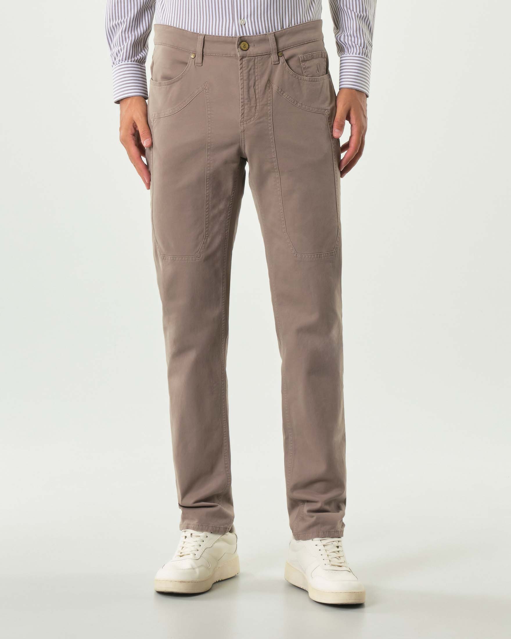 Pantalone cinque tasche Jeckerson color fango modello John in gabardina di cotone stretch con toppa image