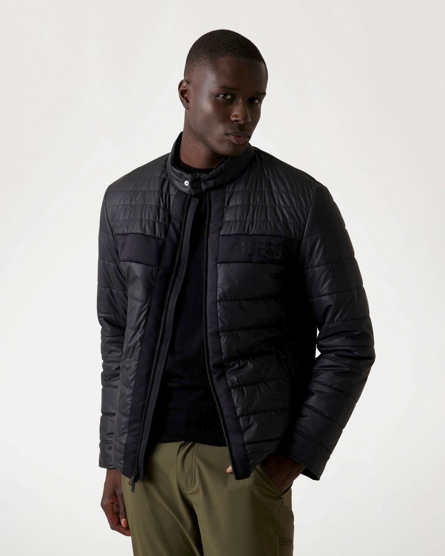 Piumino Guess nero in similpelle con logo in rilievo image