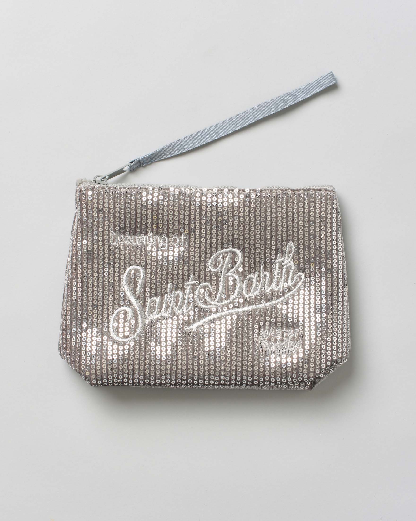 Pochette MC2 Saint Barth argento in paillettes all over con scritta logo ricamata a contrasto di colore