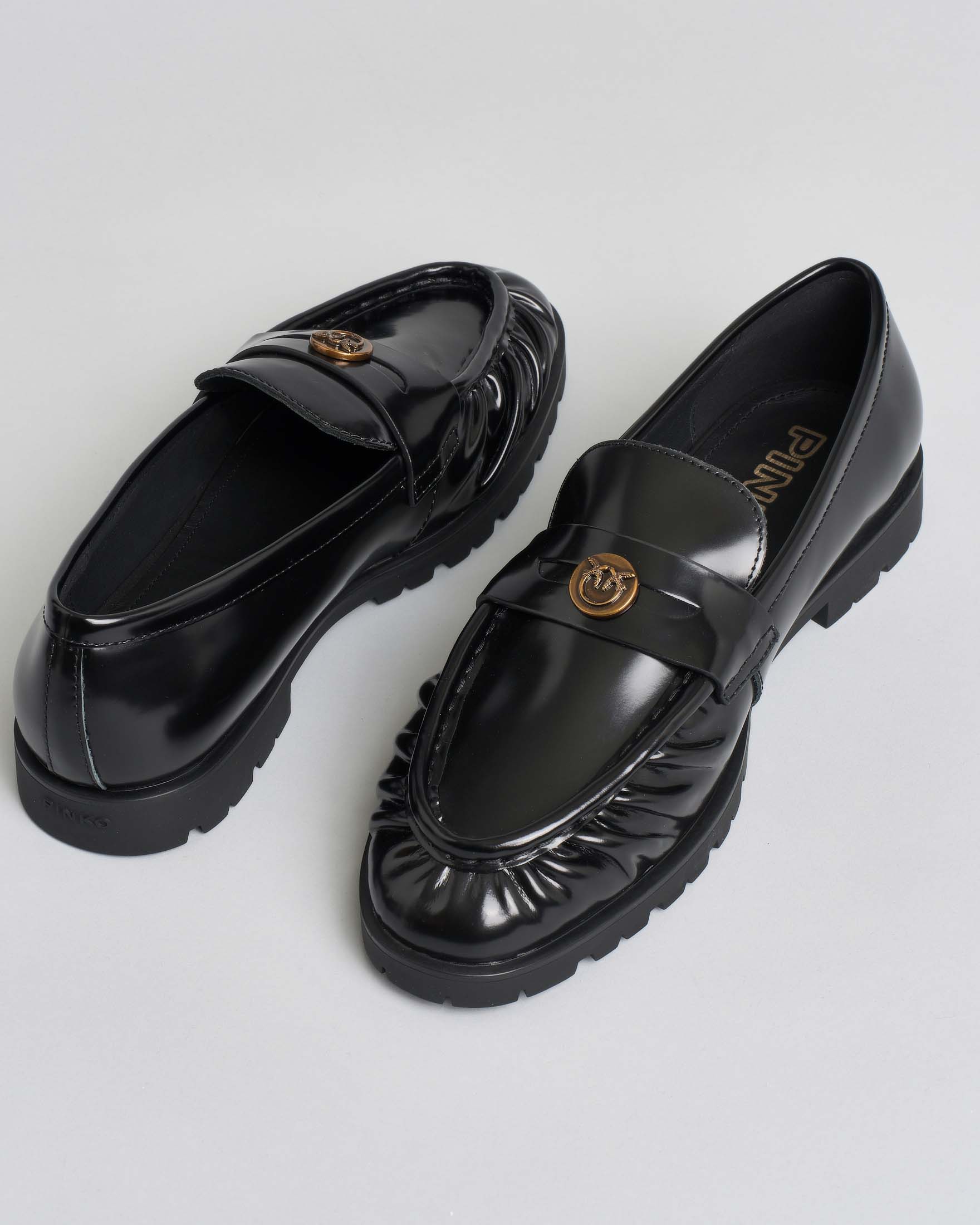 Mocassino Nora nero Pinko in pelle con design arricciato sulla mascherina e placca con logo Love Birds image