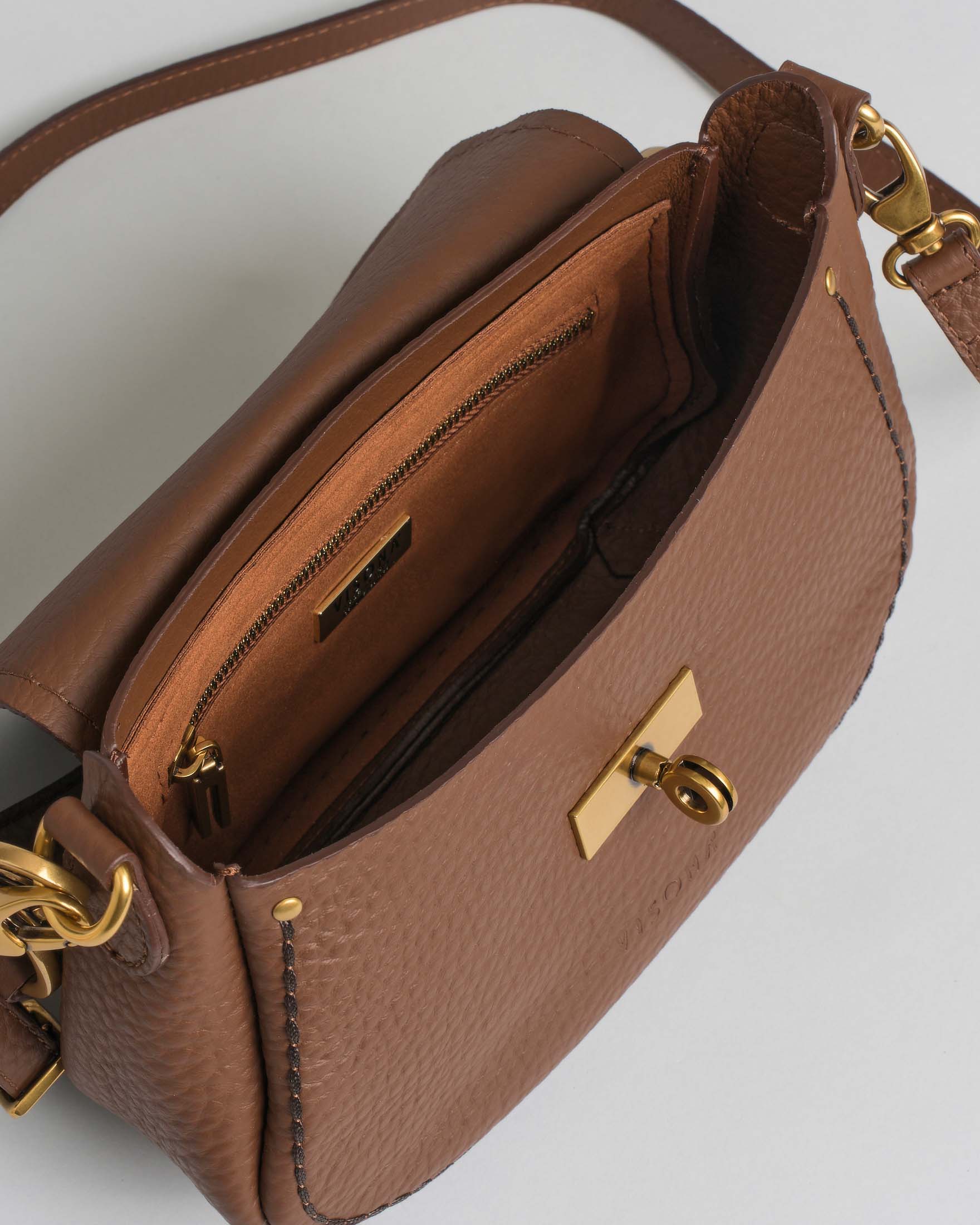 Borsa a spalla Visonà color noce misura piccola in pelle martellata con patta di chiusura e impunture a contrasto image