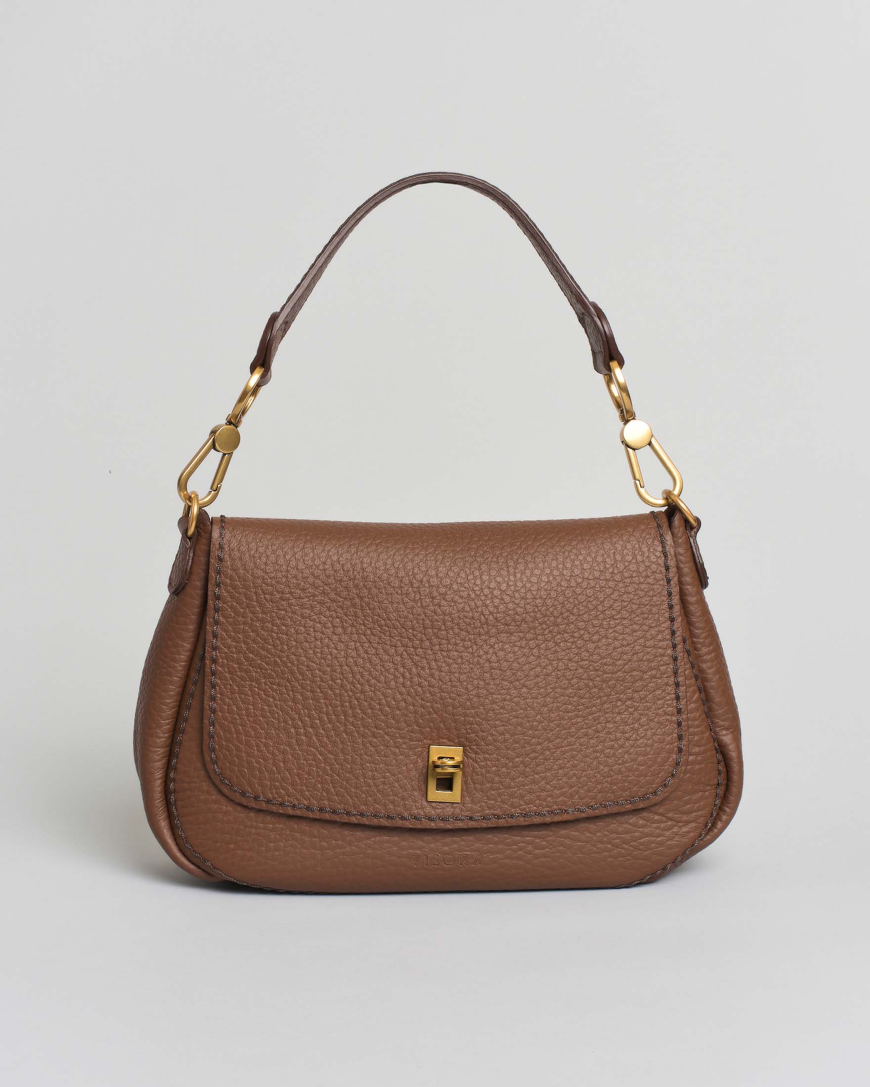 Borsa a spalla Visonà color noce misura media in pelle martellata con patta di chiusura e impunture a contrasto