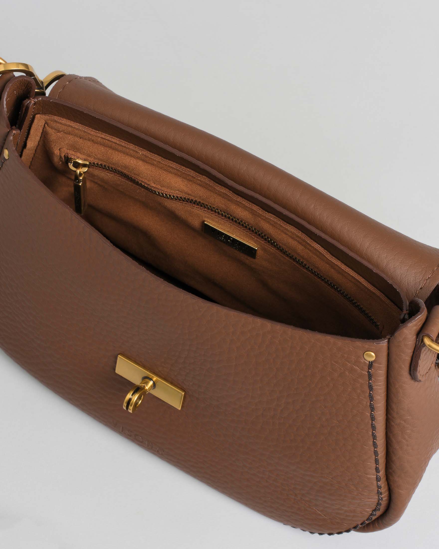 Borsa a spalla Visonà color noce misura media in pelle martellata con patta di chiusura e impunture a contrasto image