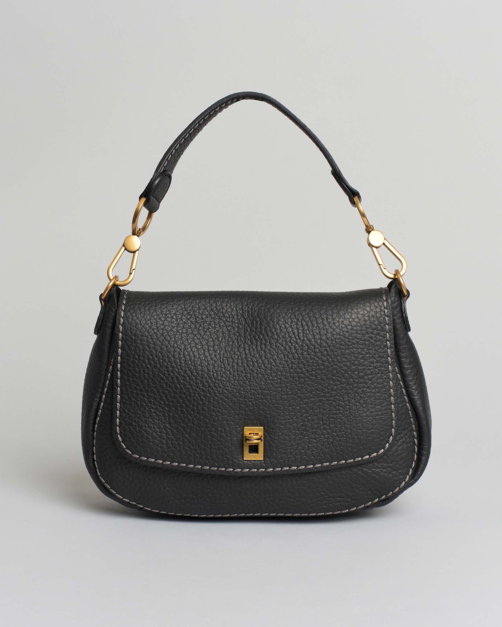Borsa a spalla Visonà nera misura media in pelle martellata con patta di chiusura e impunture a contrasto