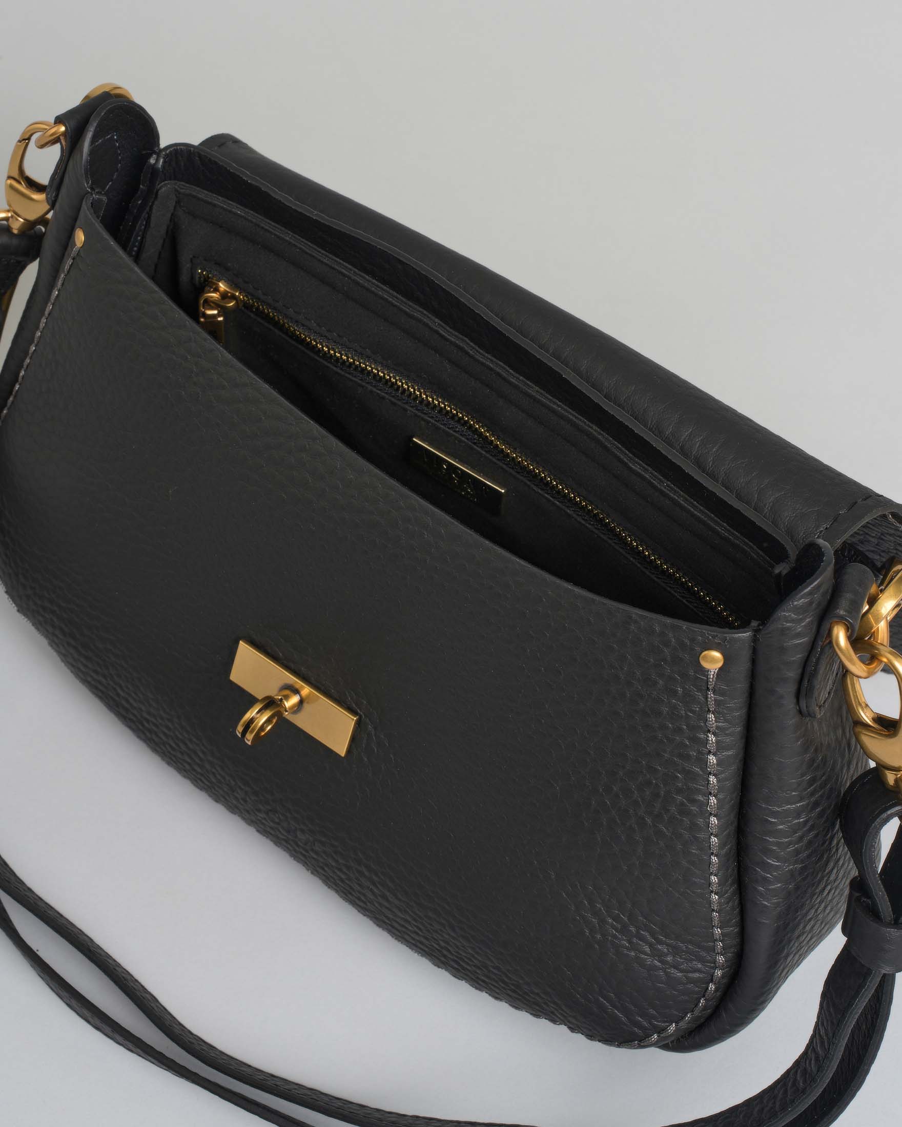 Borsa a spalla Visonà nera misura media in pelle martellata con patta di chiusura e impunture a contrasto image