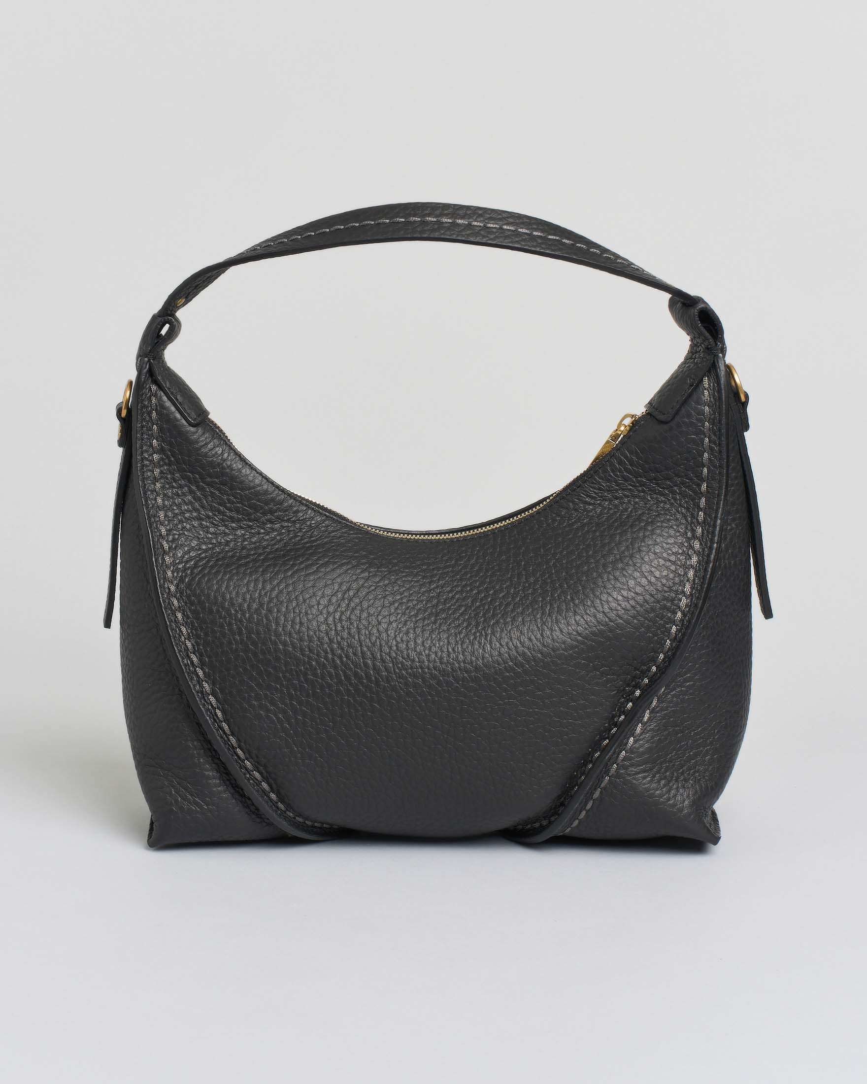 Hobo bag nera Visonà misura piccola in pelle martellata con impunture e cuciture a rilievo