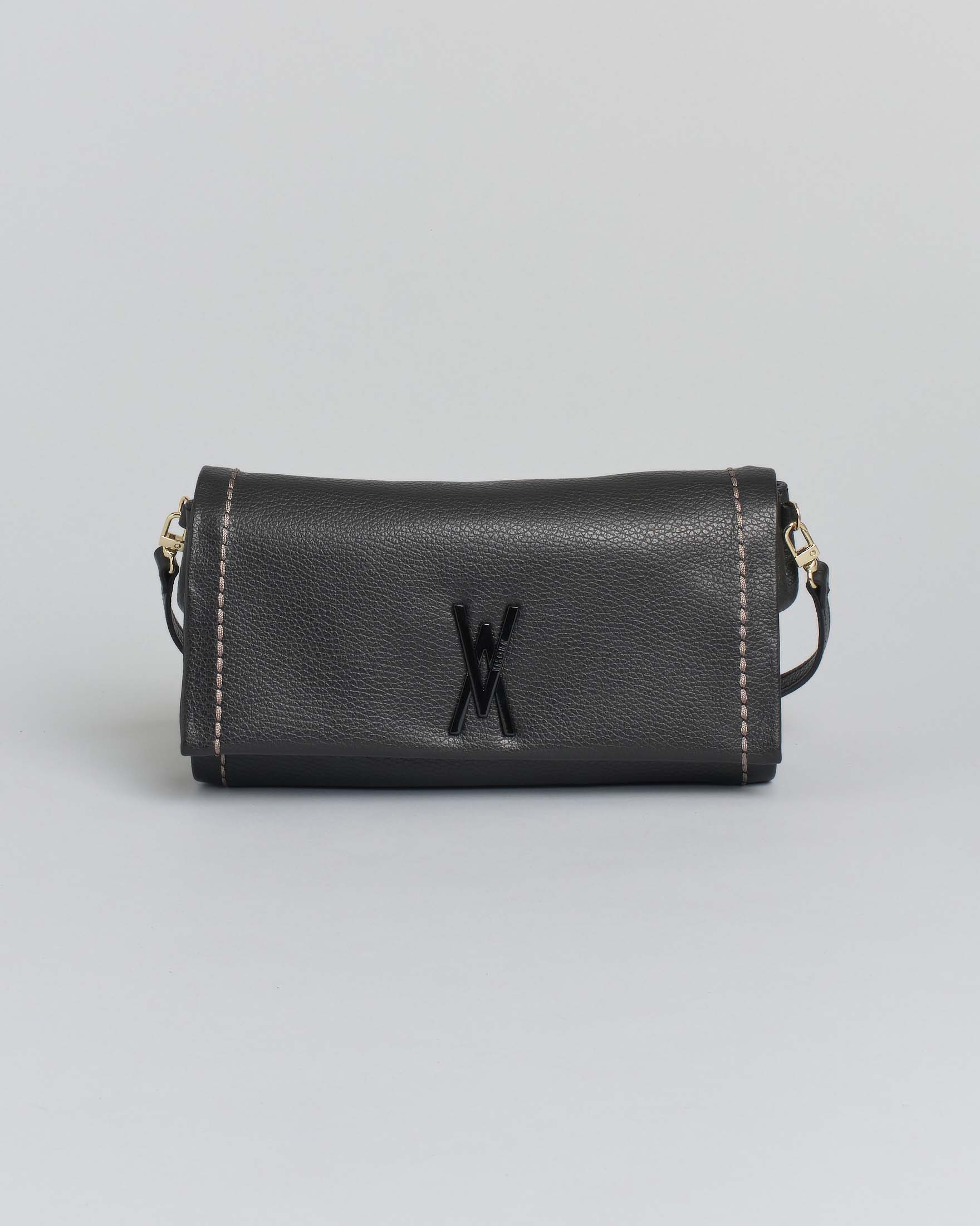 Borsa nera Visonà a busta in pelle martellata con fibbia logo smaltata tono su tono sulla patta di chiusura