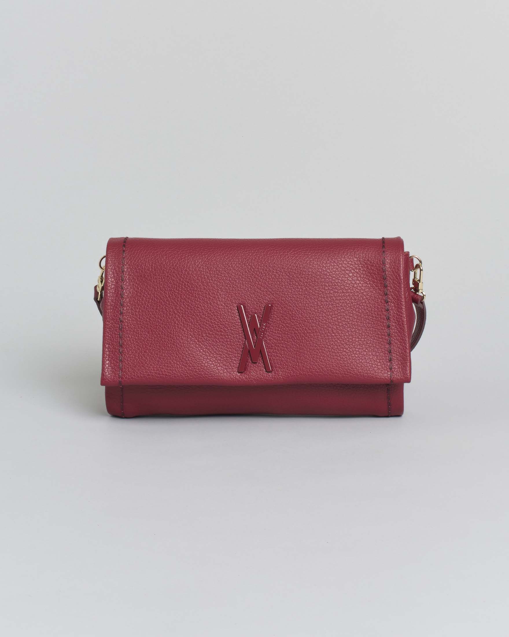 Borsa bordeaux Visonà a busta in pelle martellata con fibbia logo smaltata tono su tono sulla patta di chiusura