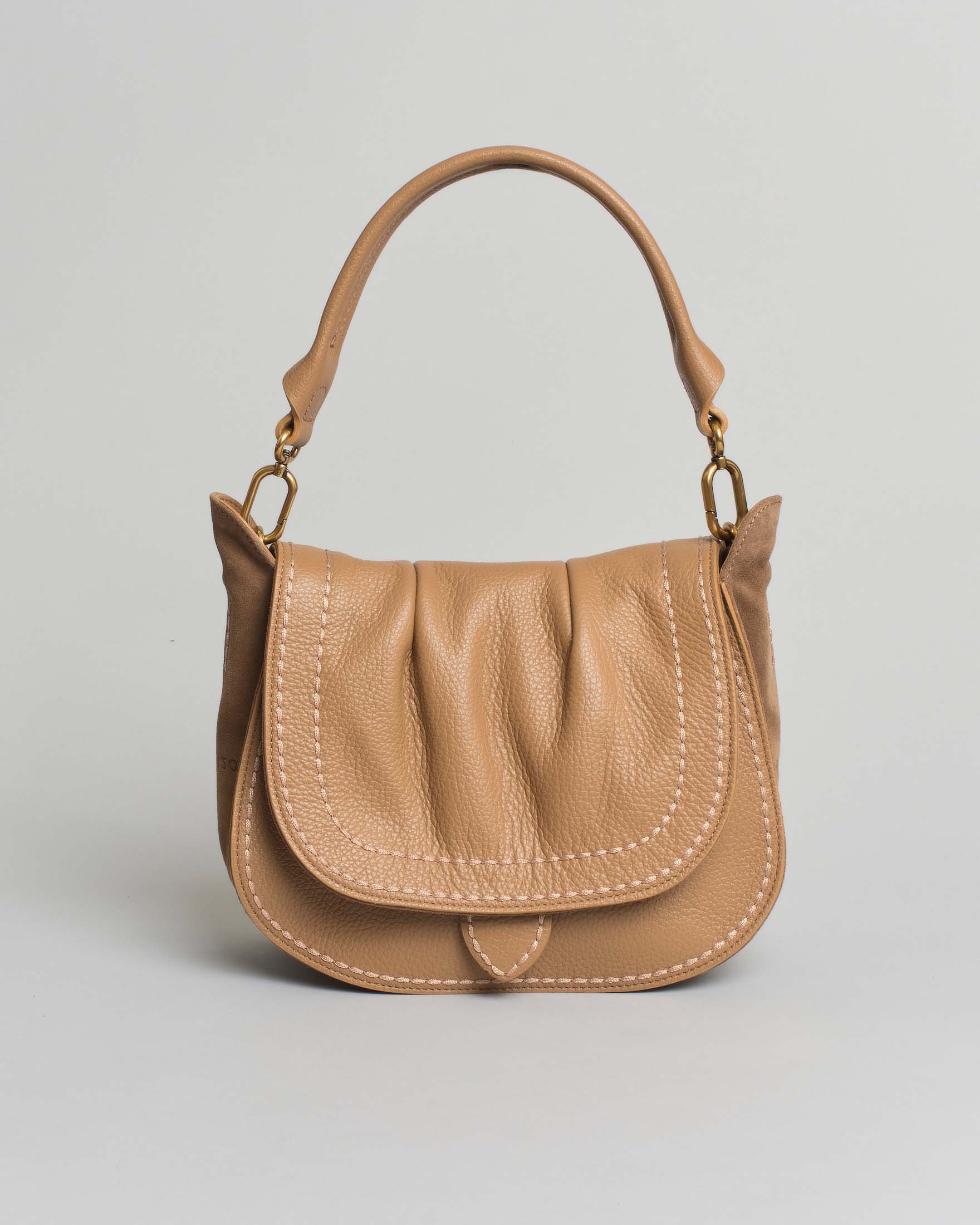 Borsa a spalla color cammello Visonà misura media in pelle martellata con patta arricciata e inserti laterali in suede