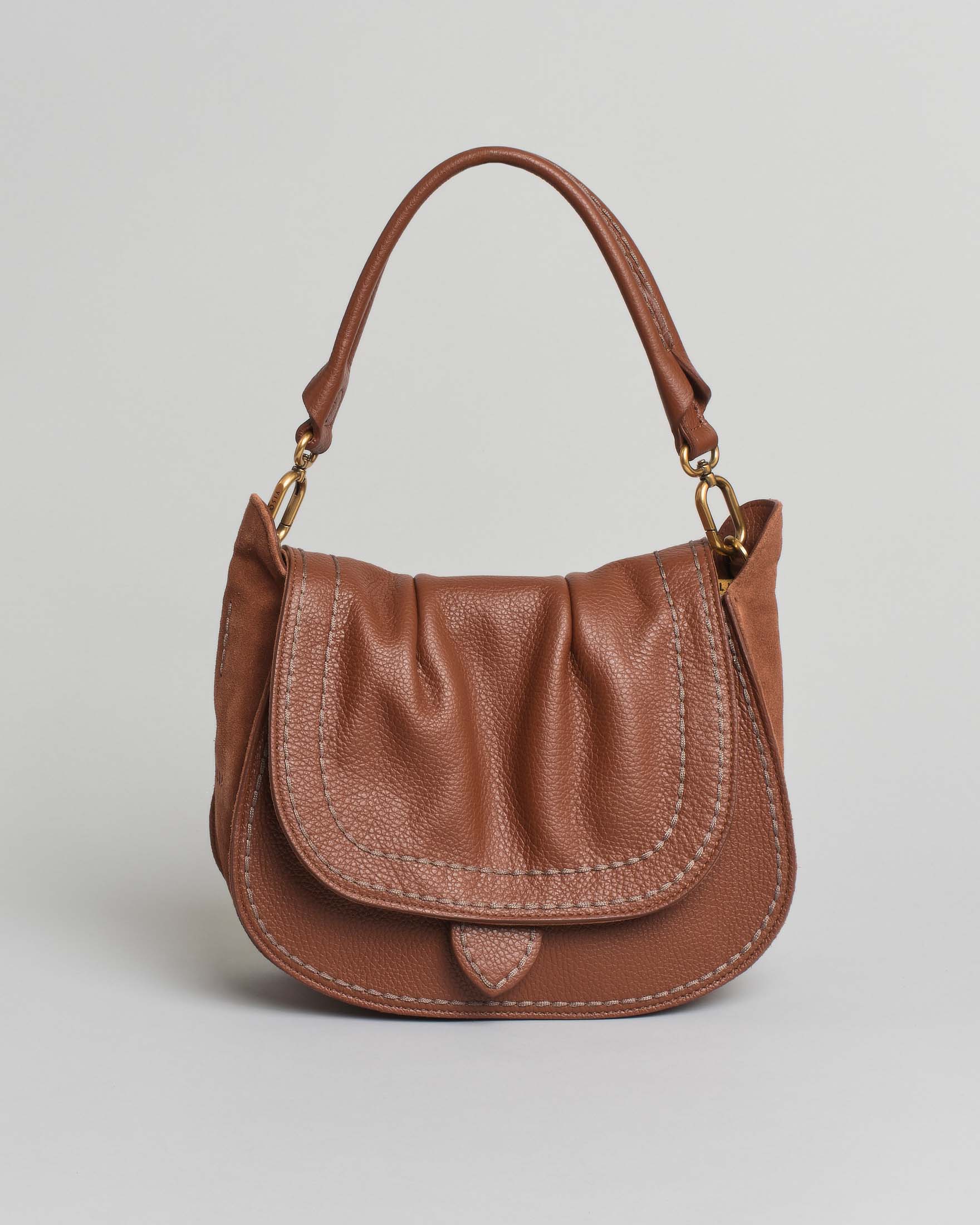 Borsa a spalla color cuoio Visonà misura media in pelle martellata con patta arricciata e inserti laterali in suede