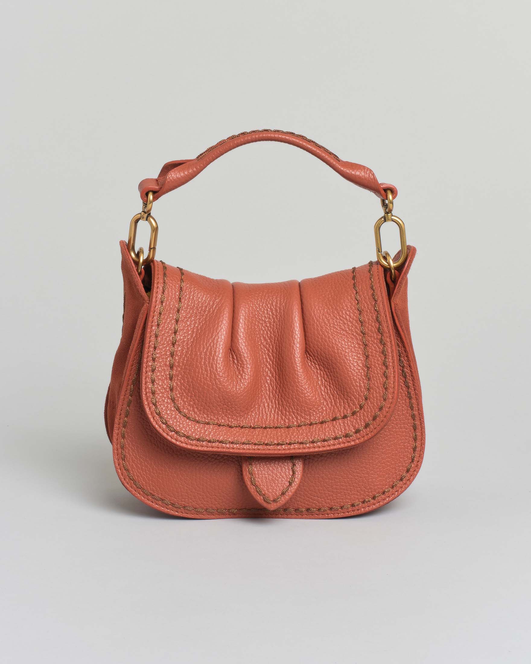Borsa a mano arancione Visonà misura piccola in pelle martellata con patta arricciata e inserti laterali in suede