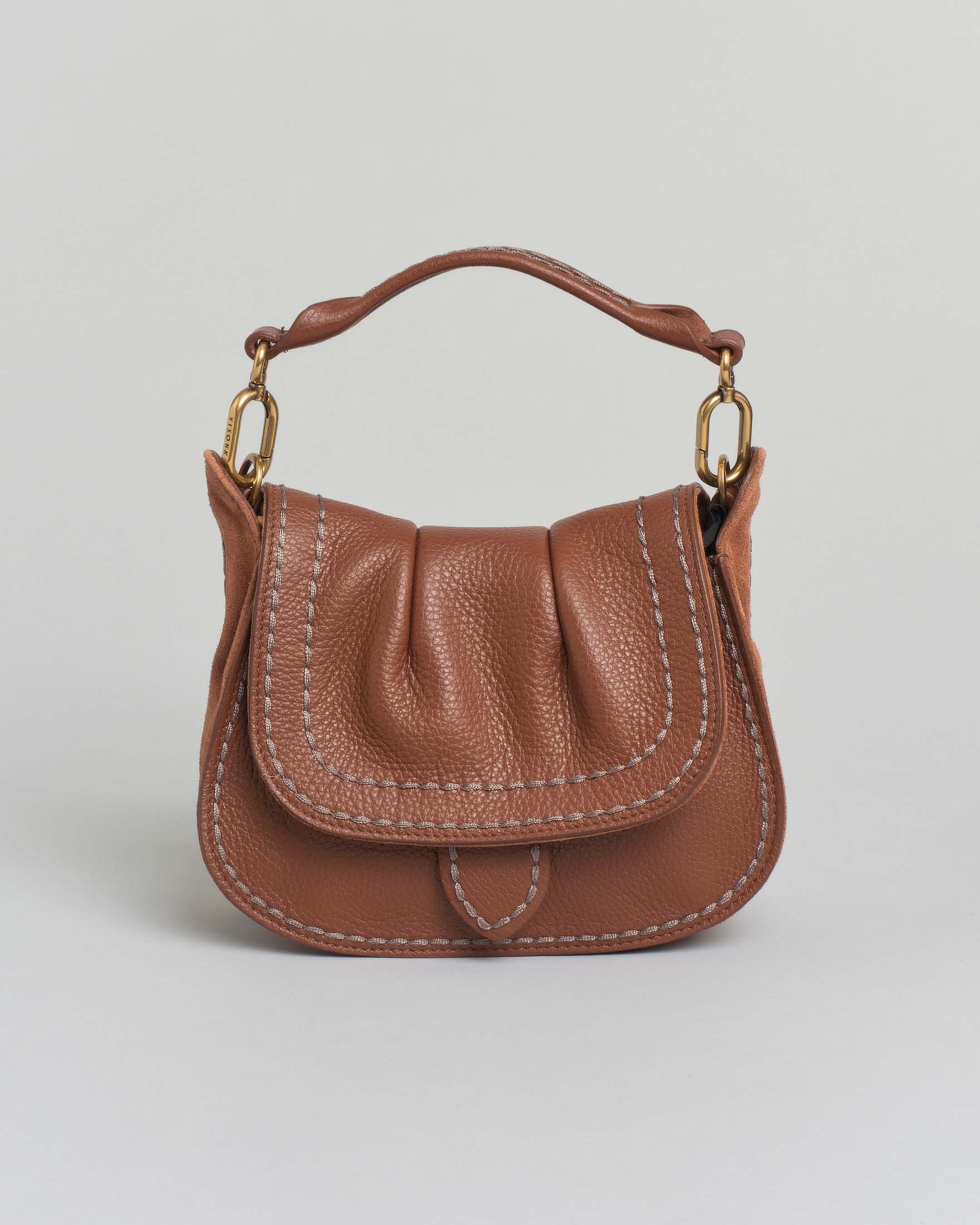 Borsa a mano color cuoio Visonà misura piccola in pelle martellata con patta arricciata e inserti laterali in suede