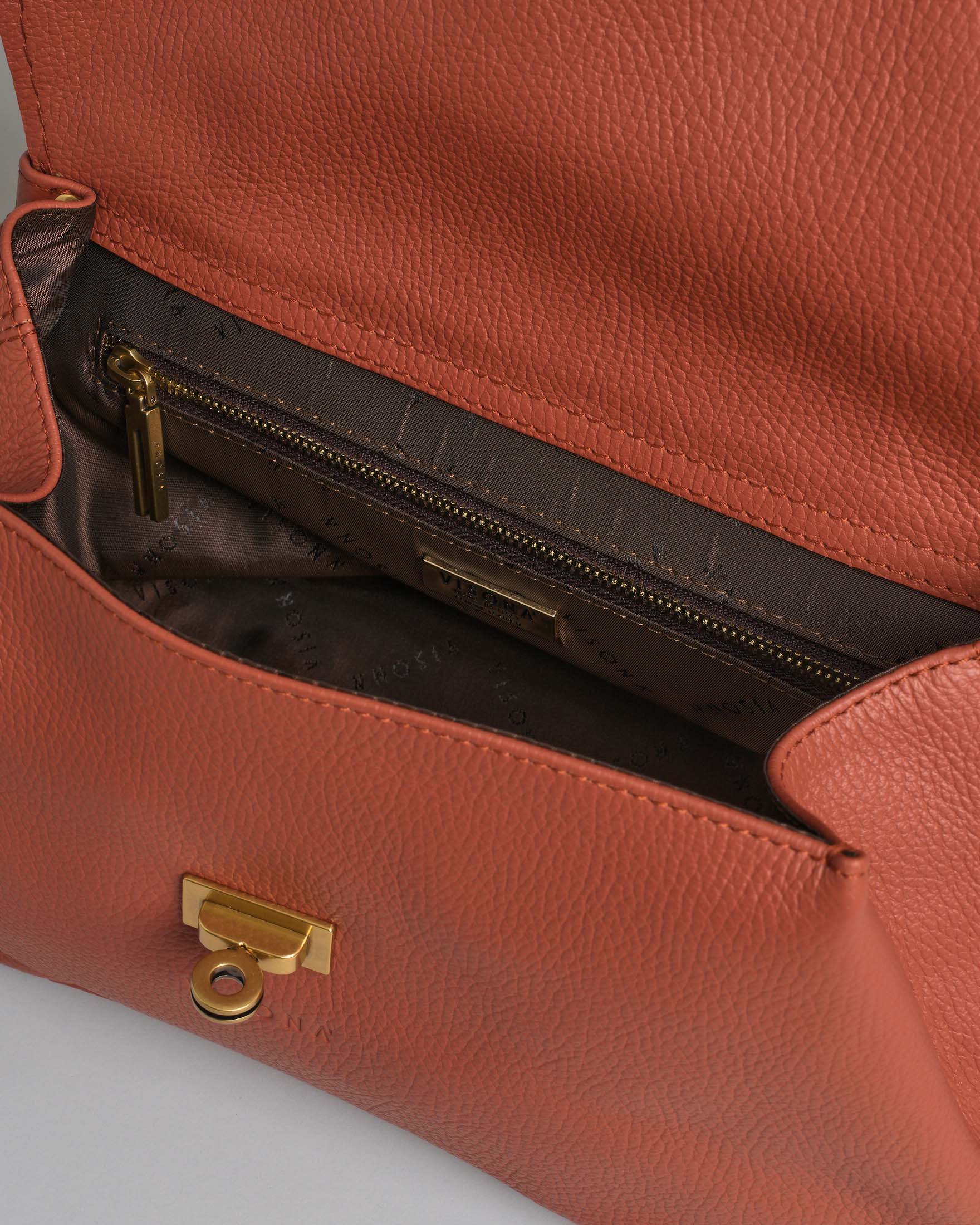 Borsa arancione Visonà in pelle martellata con patta squadrata e manico tubolare image