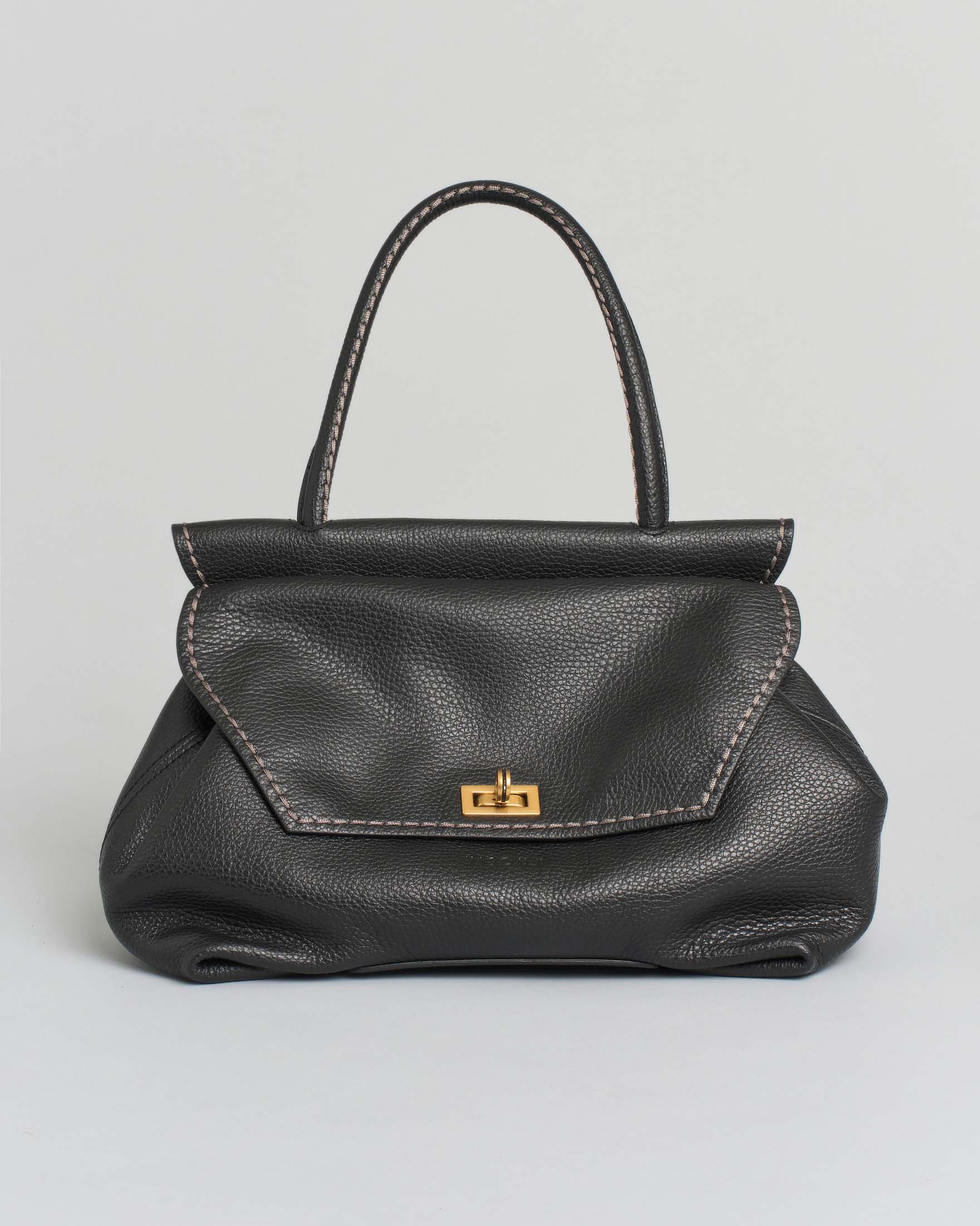 Borsa nera Visonà in pelle martellata con patta squadrata e manico tubolare